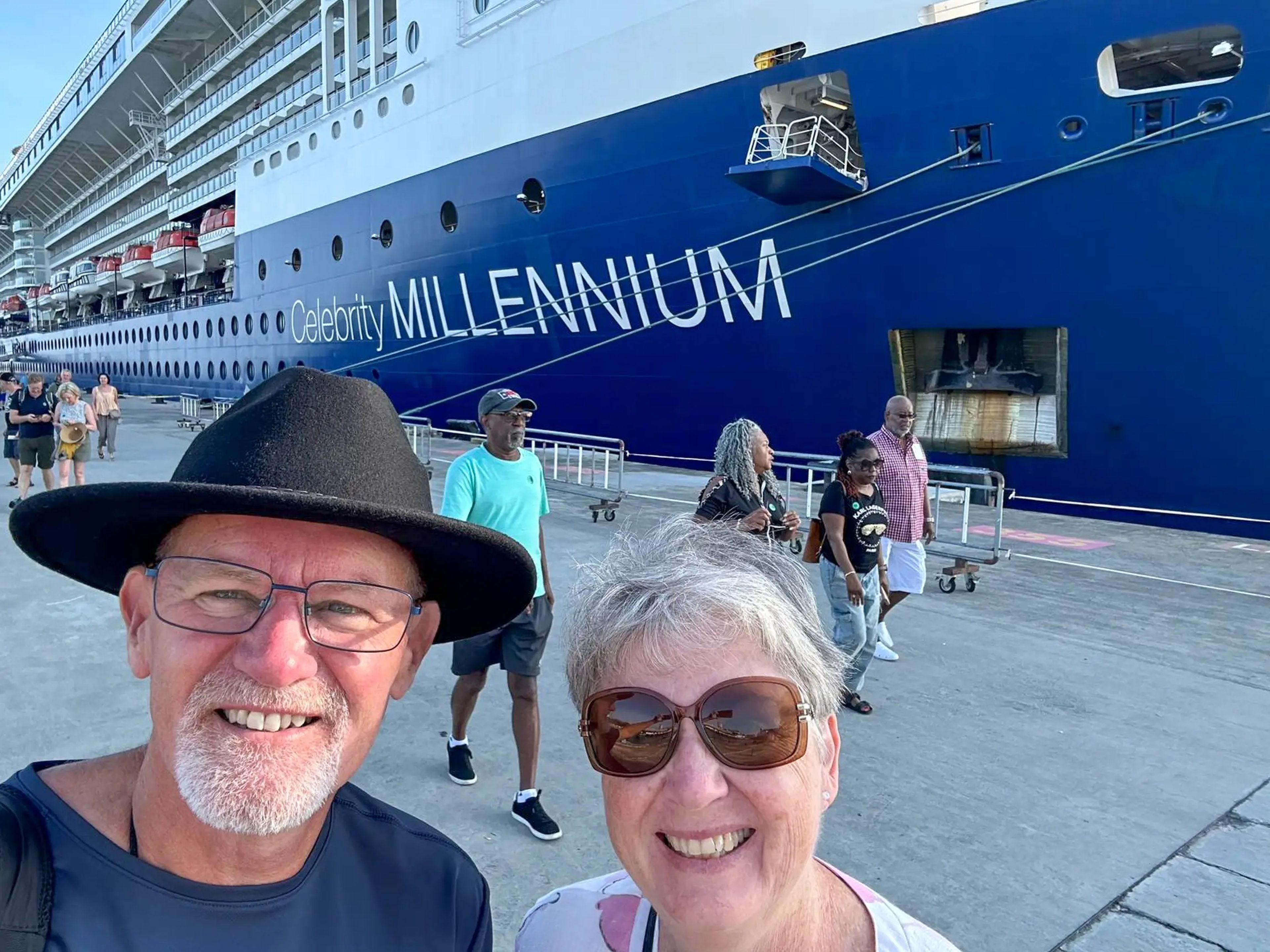 Taryna Wawn (derecha), de 64 años, y su marido, Dennis Wawn (izquierda), de 65, han estado en muchos cruceros. Ahora pasan su jubilación viajando.
