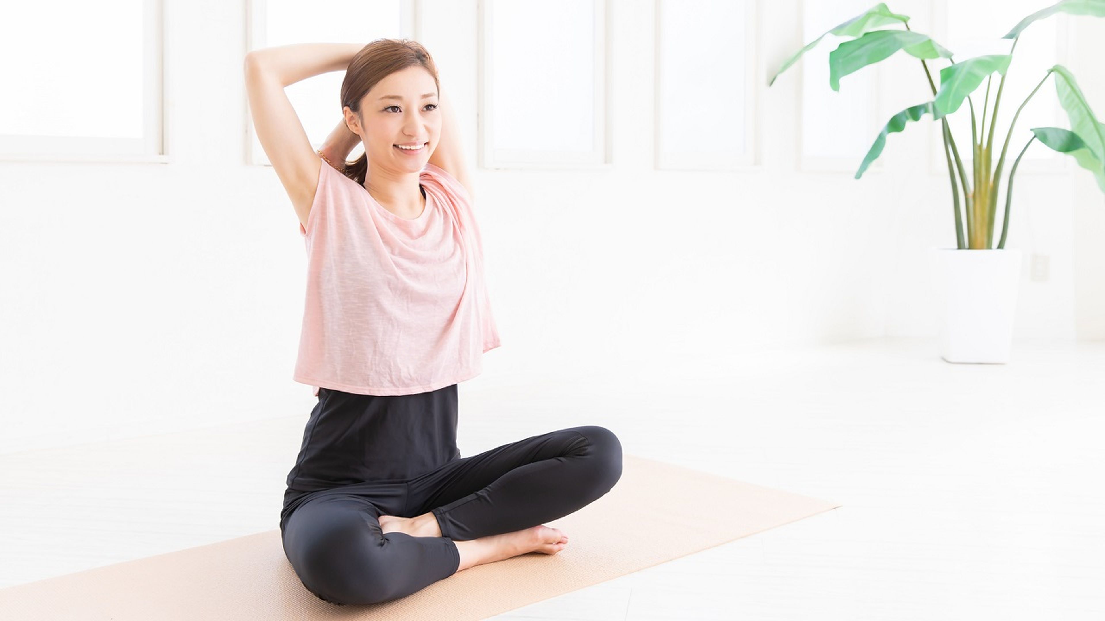 El sorprendente método japonés para aliviar el dolor de espalda y presumir de abdominales