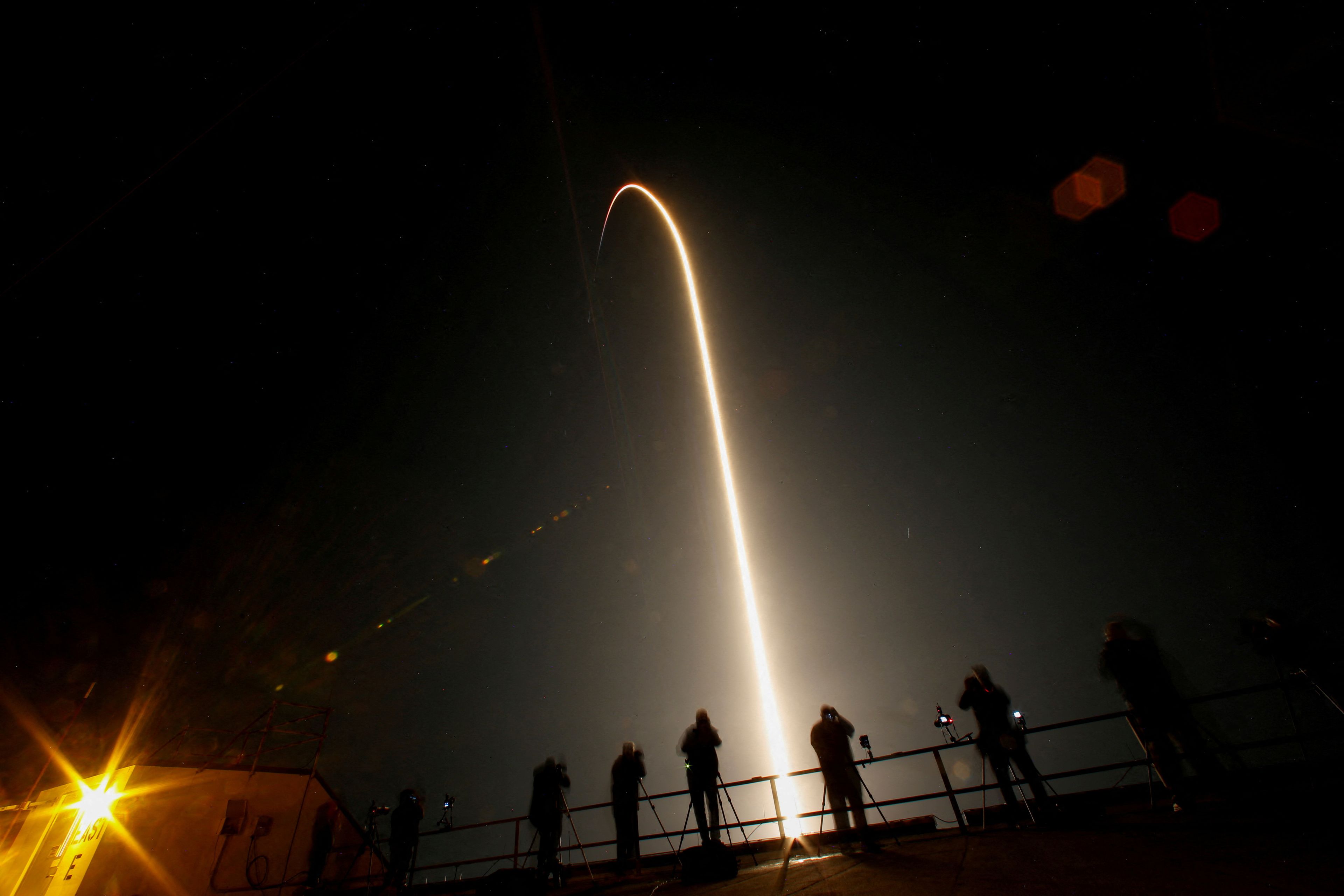 La foto del día: La NASA y SpaceX han lanzado una misión tripulada hacia la Estación Espacial Internacional con tres astronautas estadounidenses y un cosmonauta ruso que llevarán a cabo más de 200 experimentos durante los próximos 180 días.