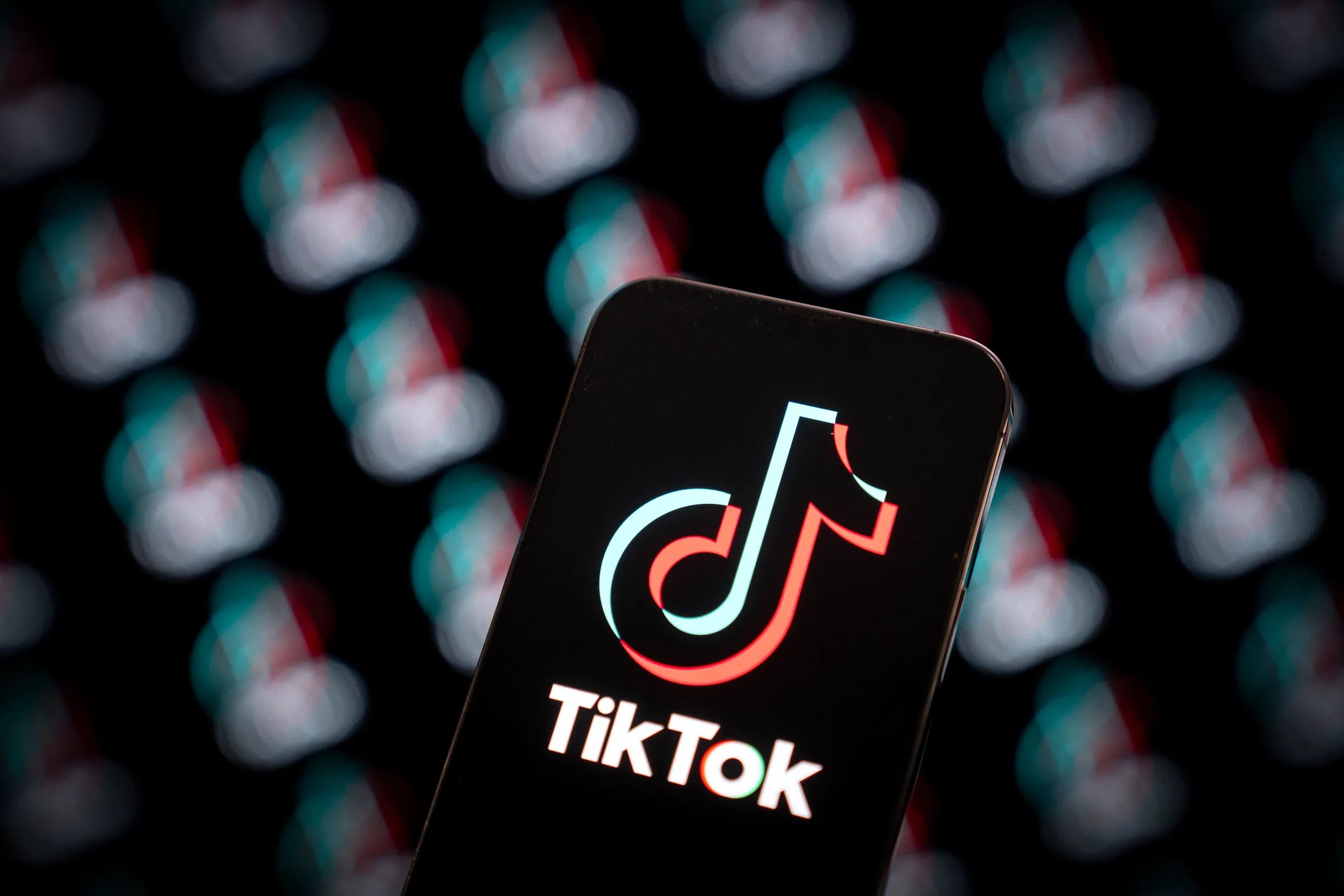 El logo de TikTok en la pantalla de un teléfono móvil.