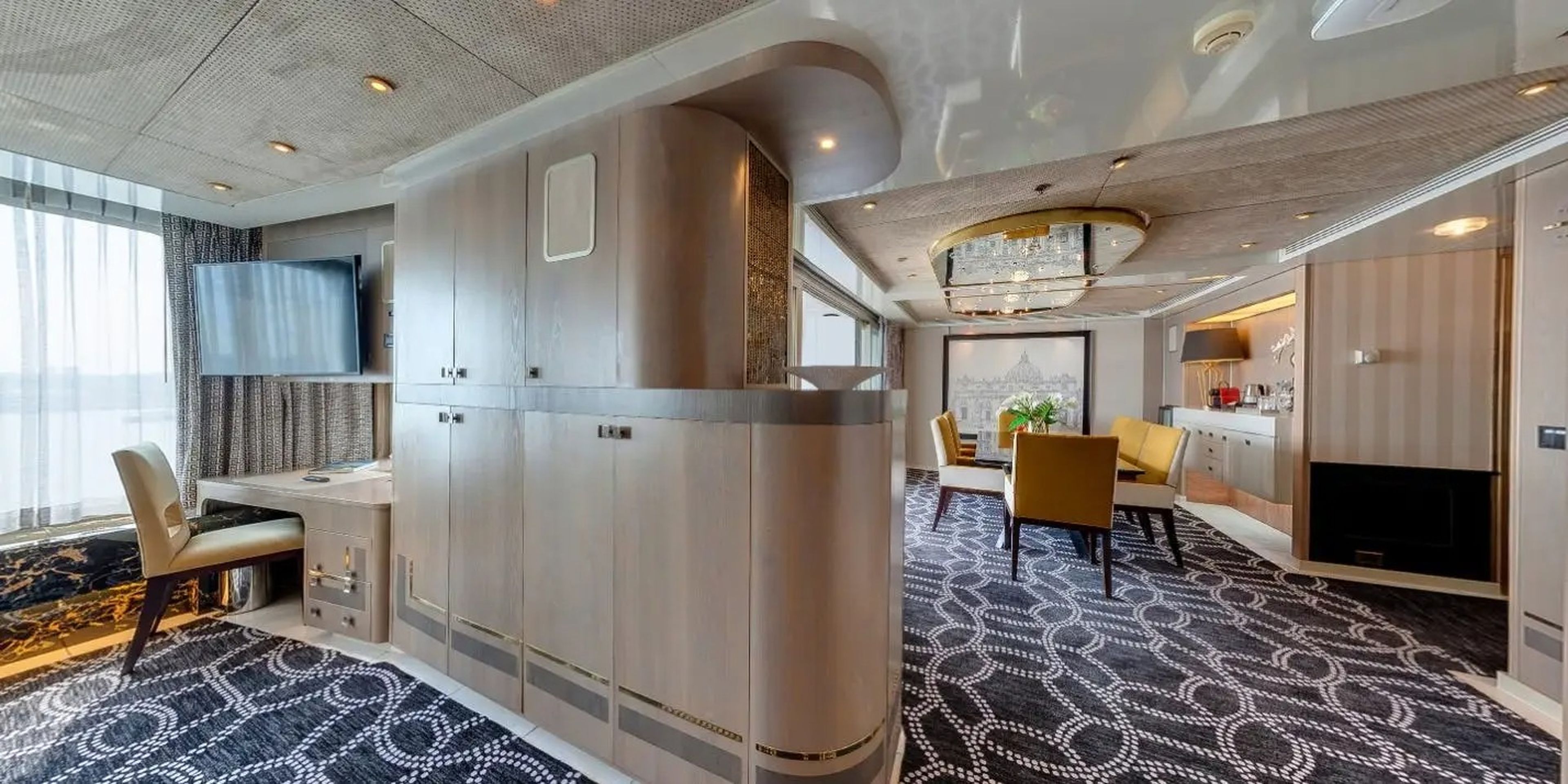 La más lujosa, la Pinnacle Suite, de 118 metros cuadrados, cuenta con instalaciones de lujo como bañera, comedor privado y balcón. El alquiler es de 21.000 dólares (19.200 euros) al mes para viajeros con un contrato mínimo de 37 meses.