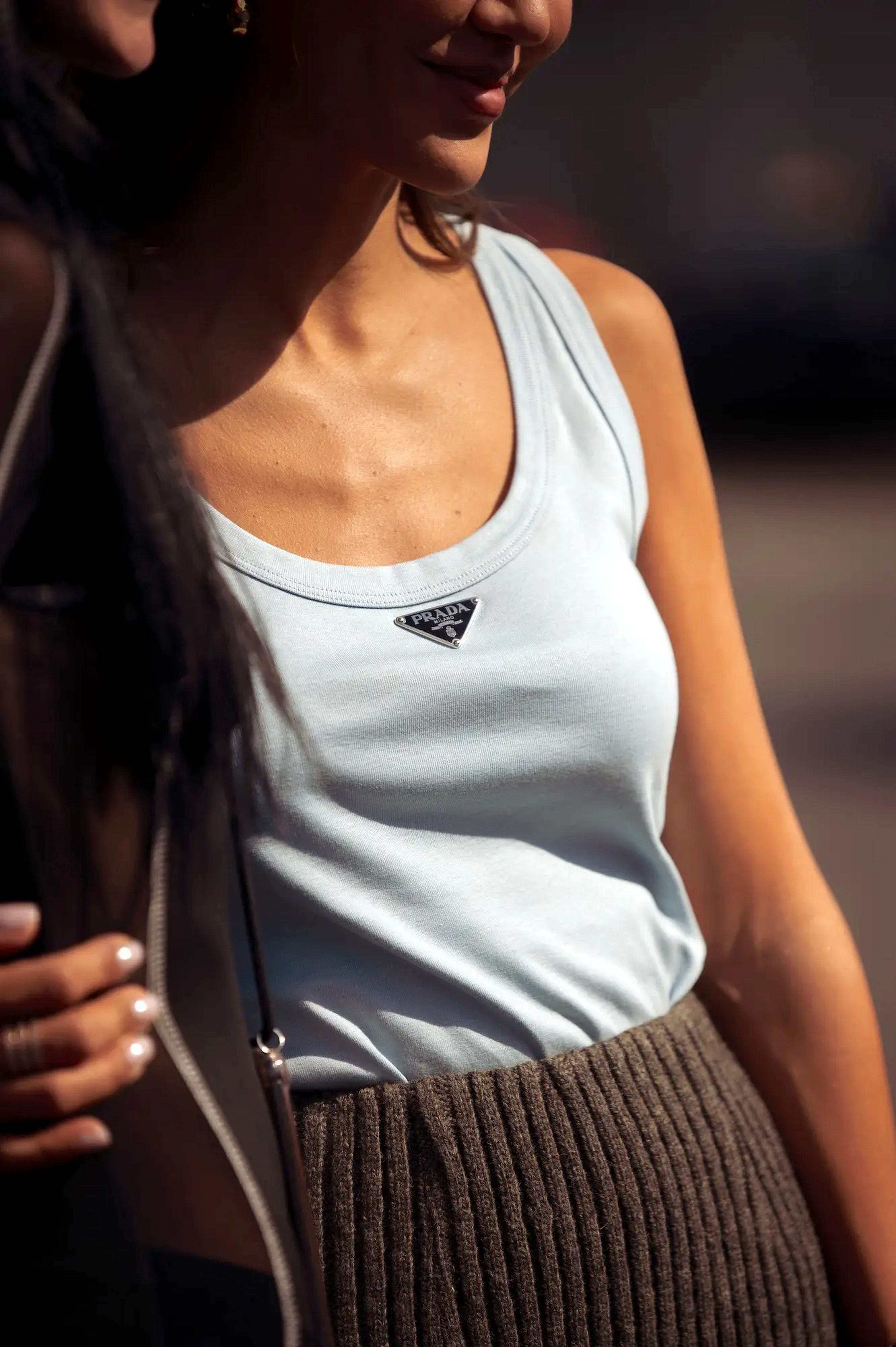 Una mujer viste una camiseta de tirantes de Prada durante la Semana de la Moda de Milán.
