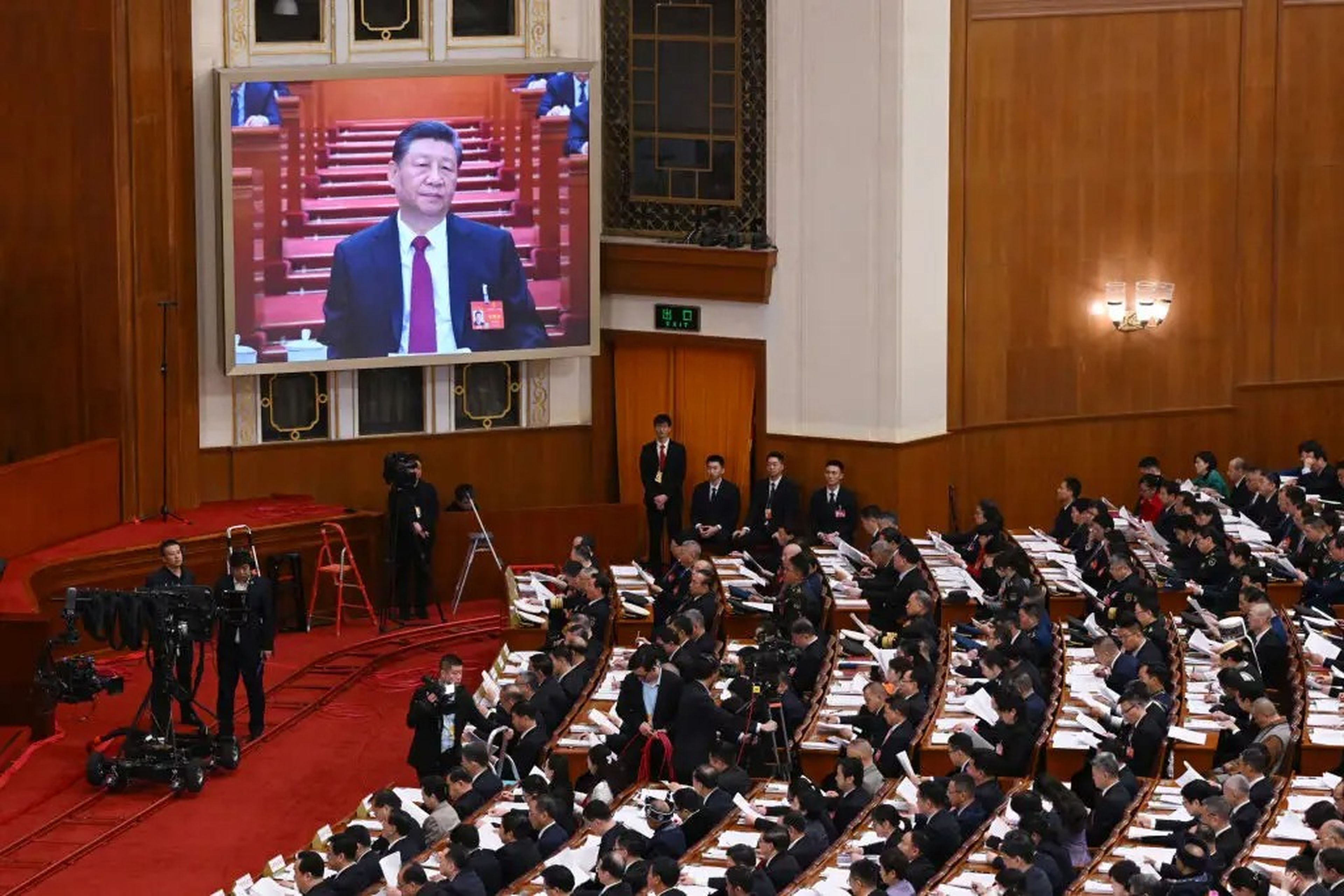Grabación de vídeo en directo de Xi durante la sesión inaugural de la Asamblea Popular Nacional en el Gran Salón del Pueblo de Pekín el 5 de marzo. 