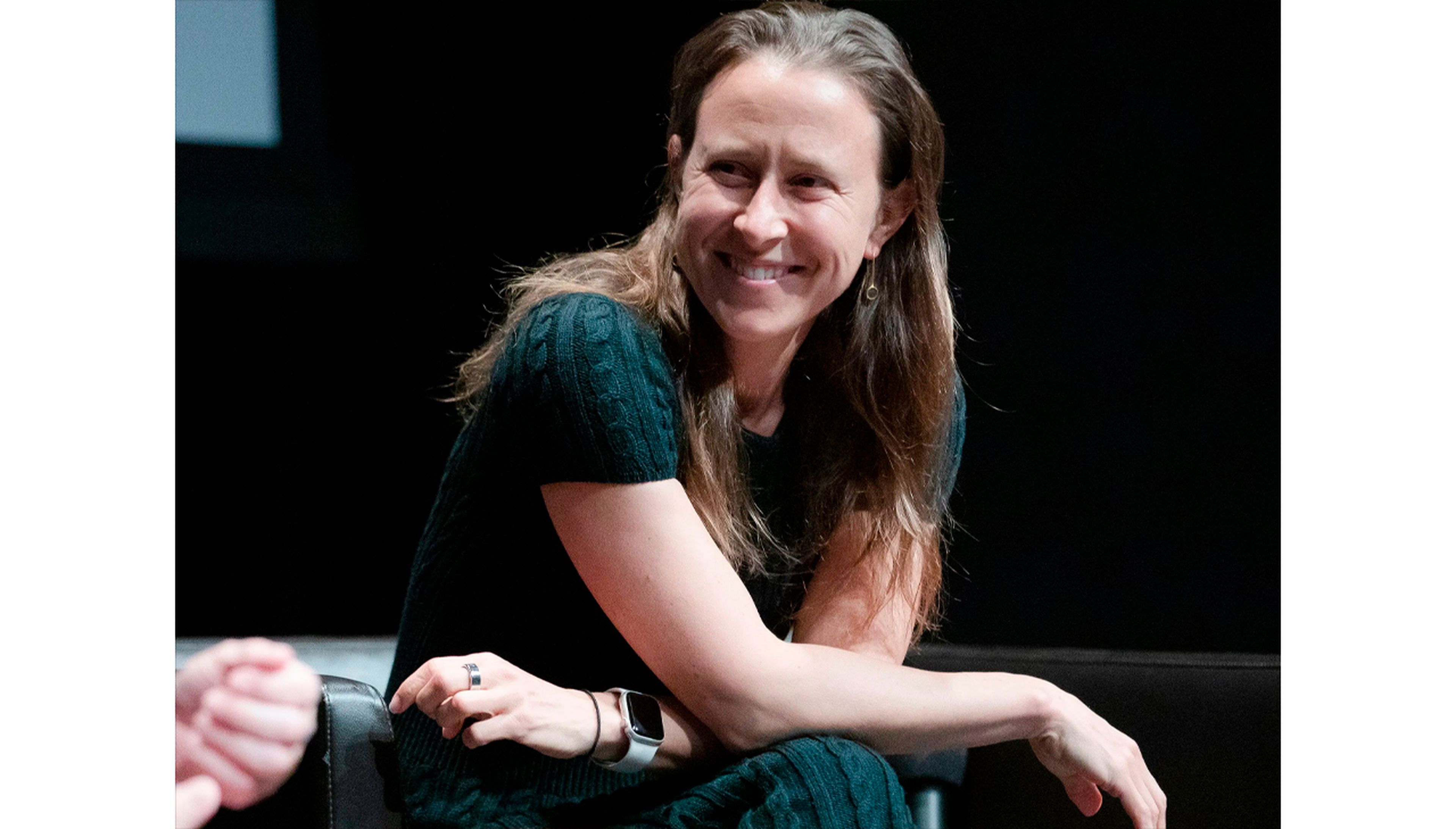 Anne Wojcicki, CEO de 23andMe, lleva un Apple Watch.