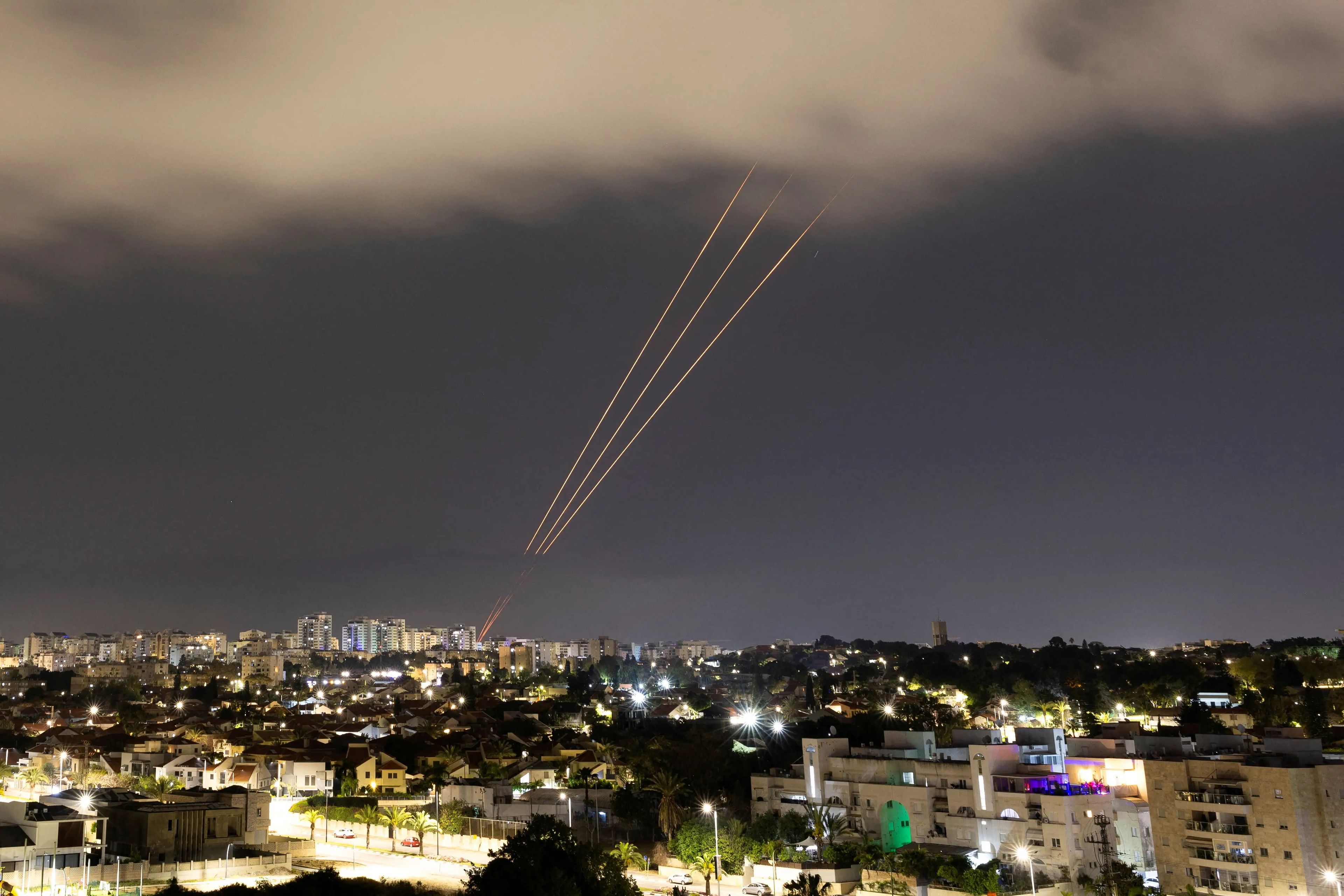 Un sistema antimisiles actúa después de que Irán lanzara drones y misiles contra Israel, visto desde Ashkelon, Israel, el 14 de abril de 2024.