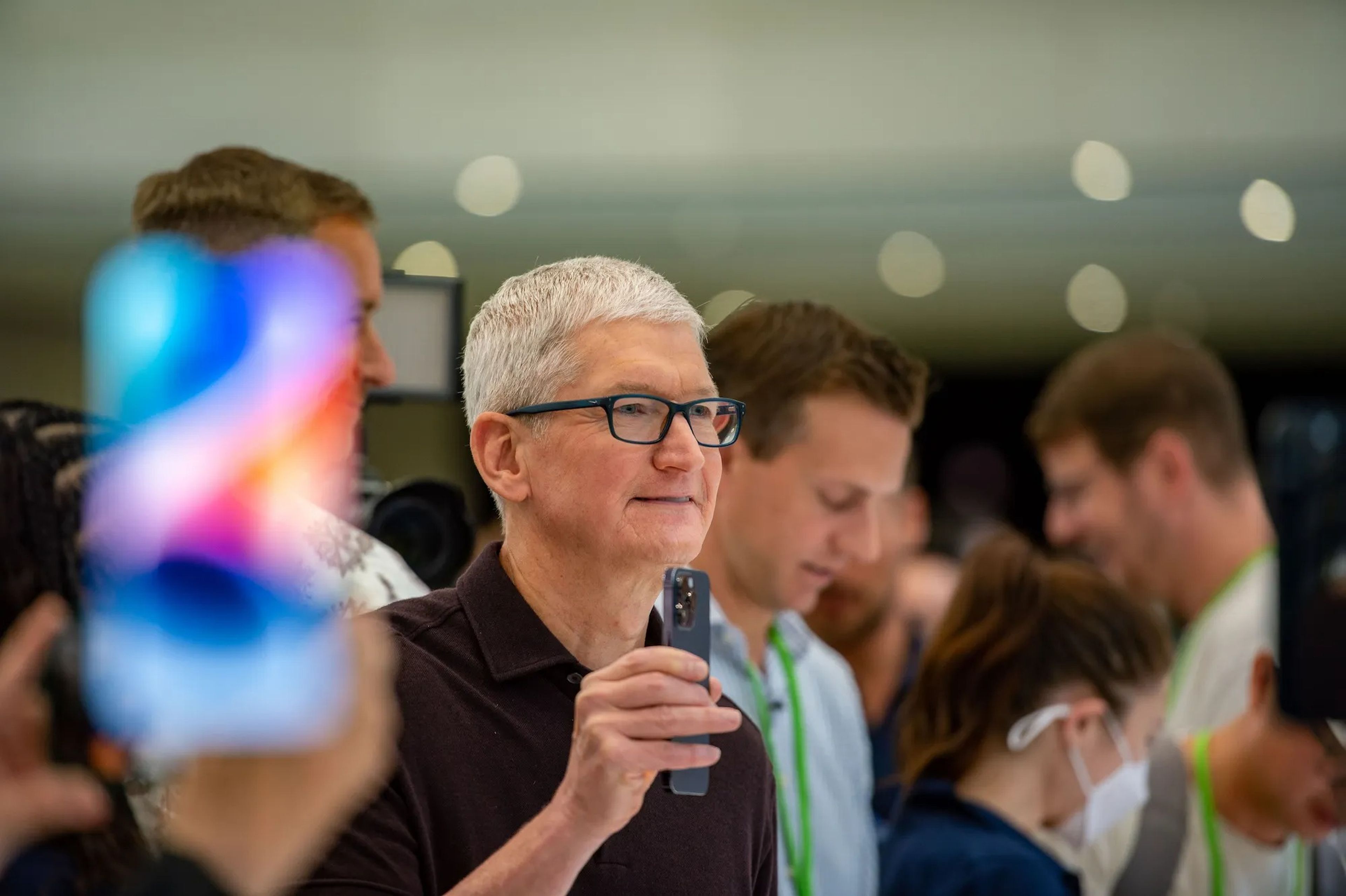 Al CEO de Apple, Tim Cook, le siguen llegando dolores de cabeza.