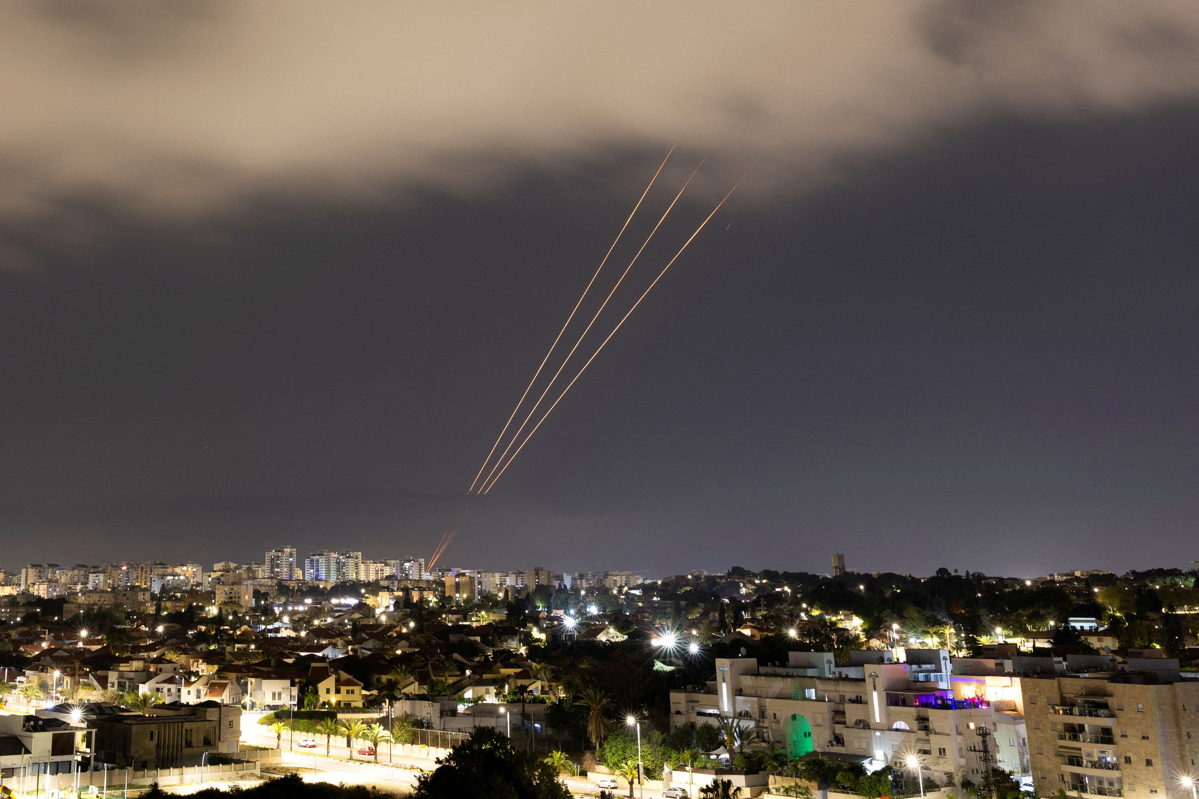 La foto del día: El mundo contiene la respiración a la espera de la respuesta de Israel al ataque con drones y misiles lanzados por Irán el fin de semana. En la imagen, las defensas antiaéreas neutralizan varios misiles que intentaban impactar en Ascalón.