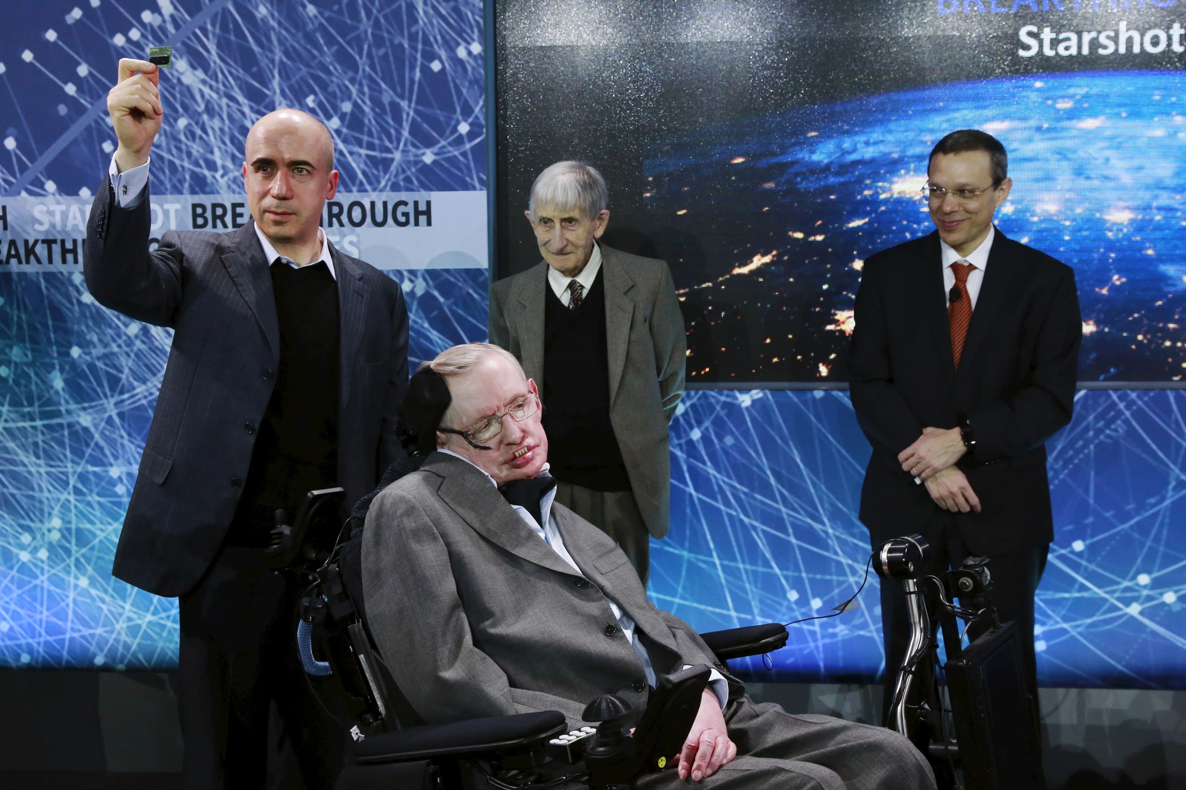 El físico Avi Loeb, a la derecha, en el escenario con el físico Stephen Hawking y otros en Nueva York en 2016.