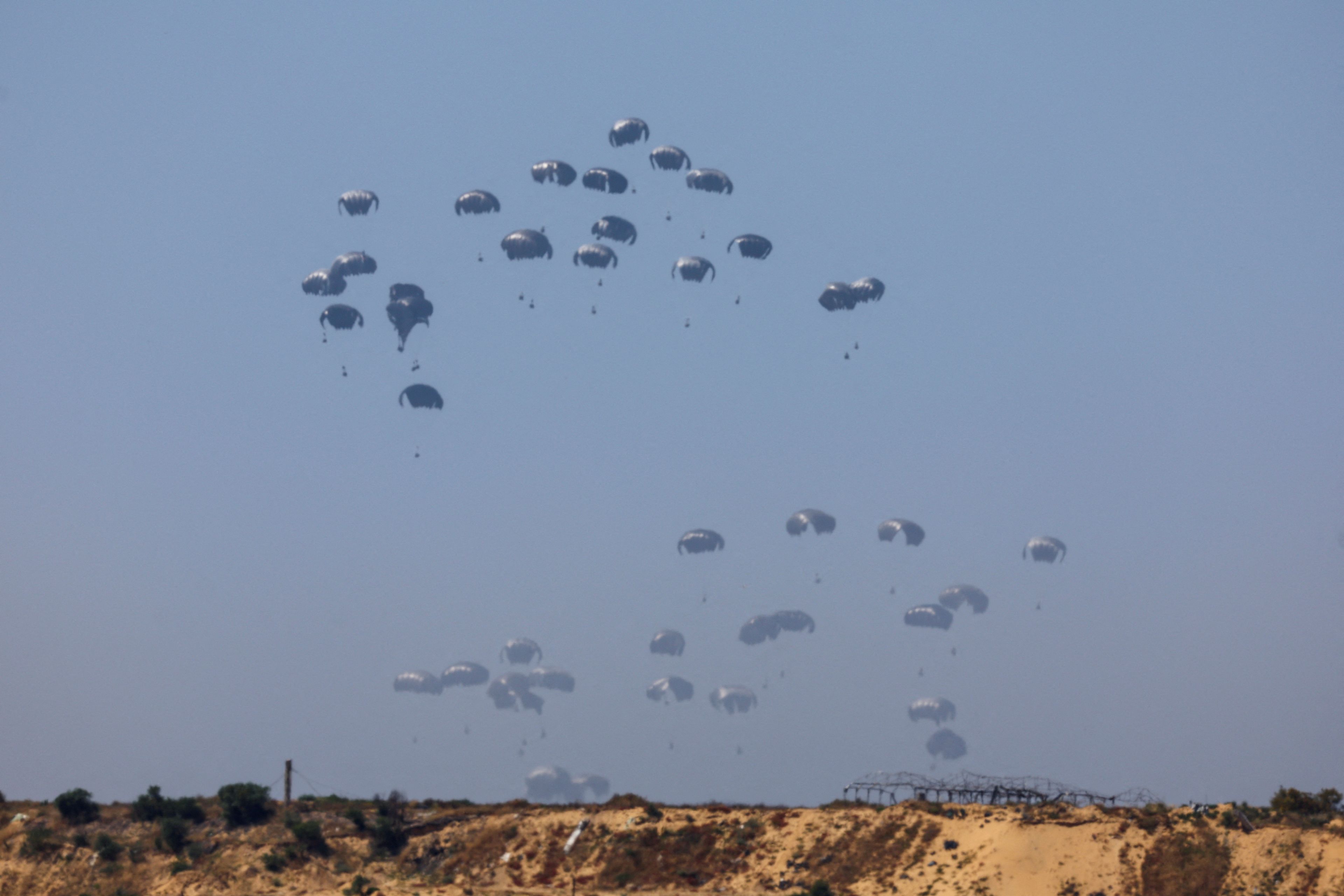 La foto del día: Un envío de ayuda humanitaria desciende por el cielo hacia la Franja de Gaza tras ser lanzada desde un avión, en pleno conflicto entre Israel y Hamás.
