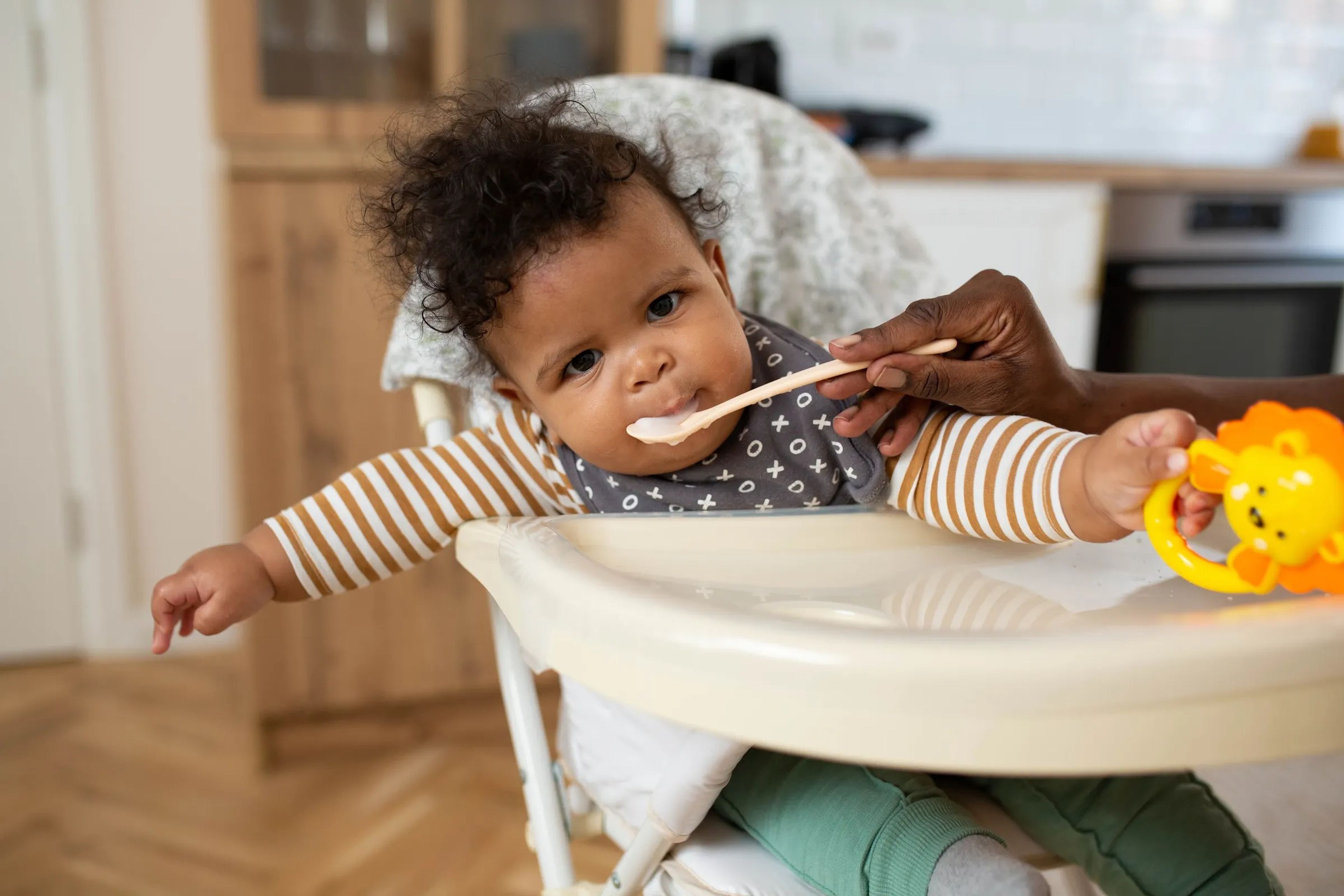 Los padres pasan demasiado tiempo limpiando a los bebés durante las comidas.