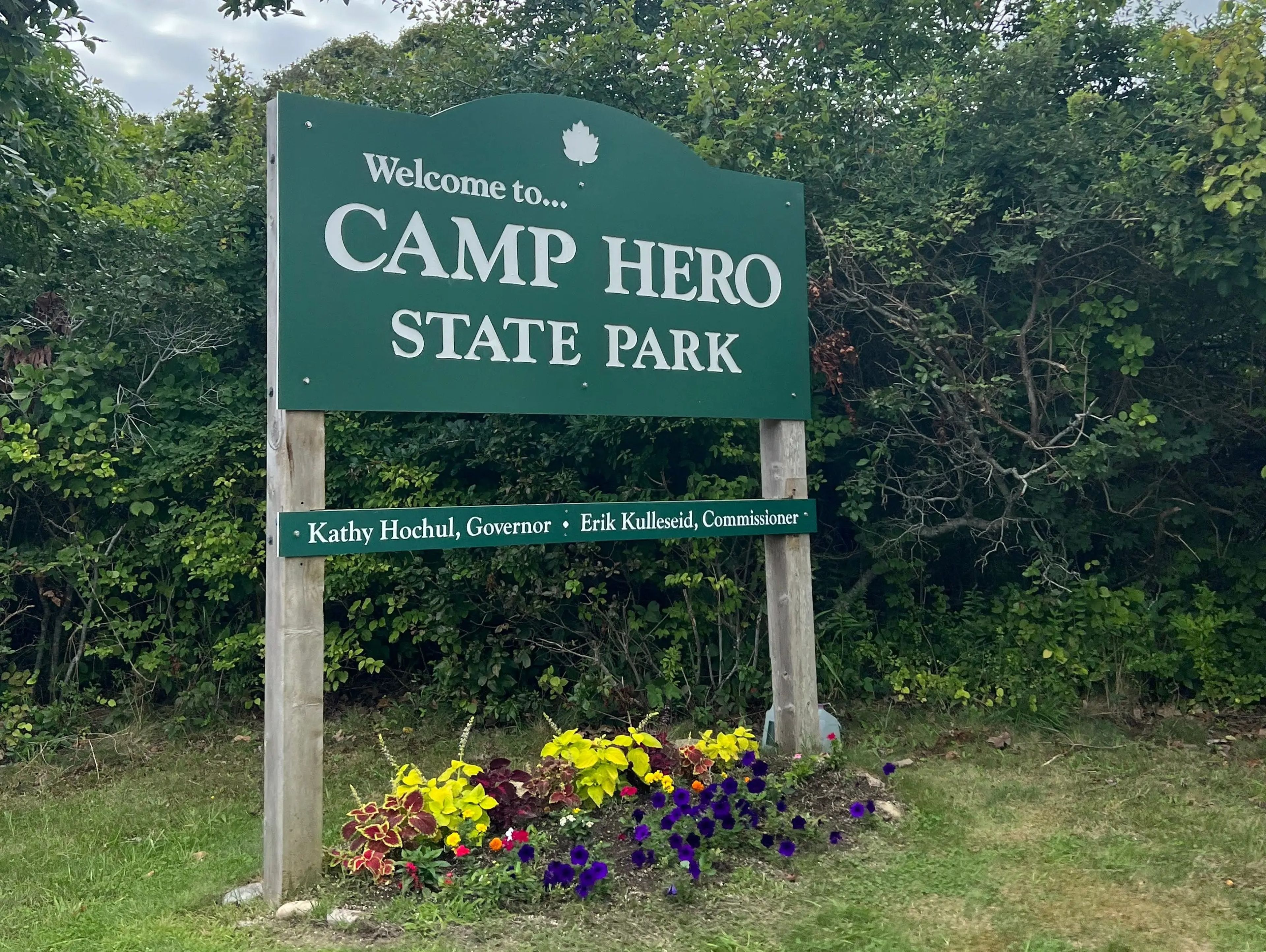 Cartel de bienvenida del campamento Hero.