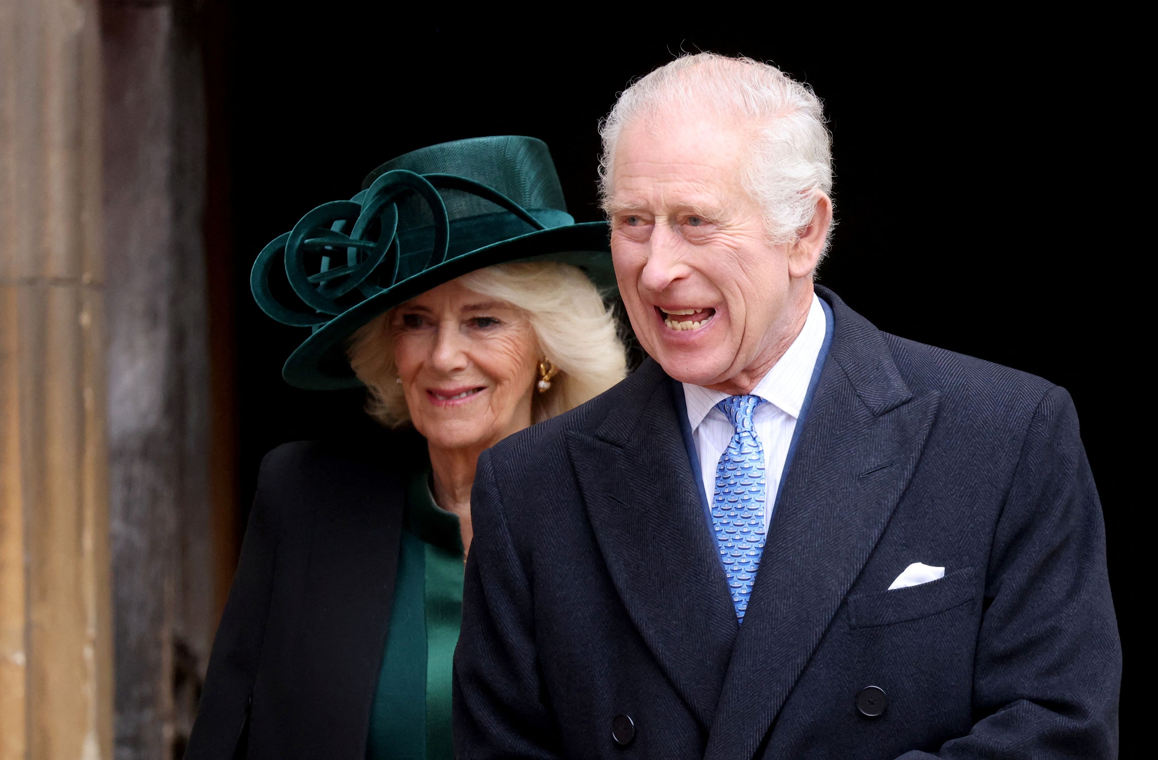 La foto del día: El rey Carlos III de Inglaterra reapareció ayer en la misa de Pascua, acompañado de la reina Camila, en su primer acto público desde que fue diagnosticado de cáncer.