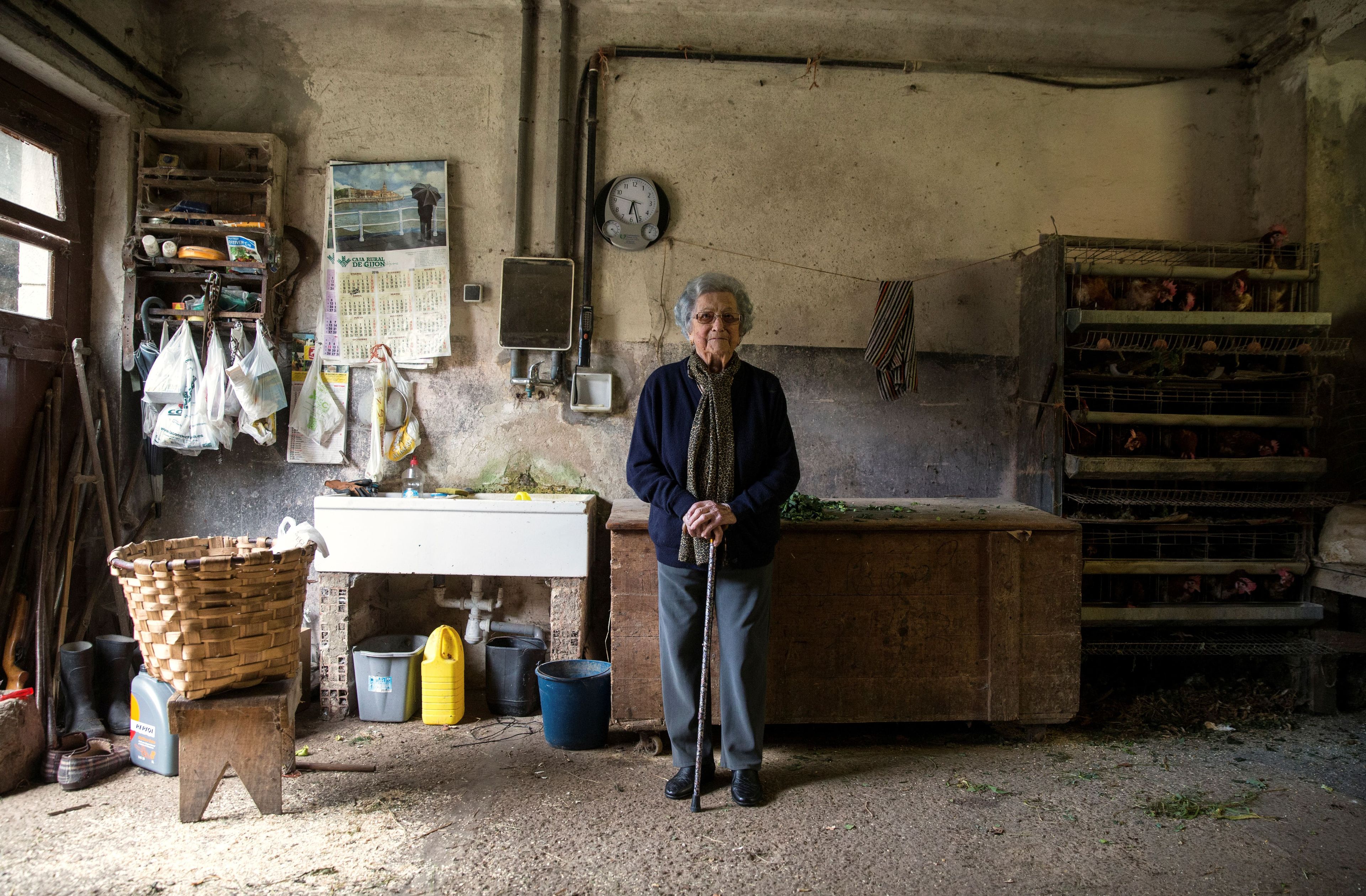 Pilar Fernández, de 101 años, posa por aquel entonces para un retrato en un garaje de su casa en Ambas (Asturias), el 18 de octubre de 2016. 