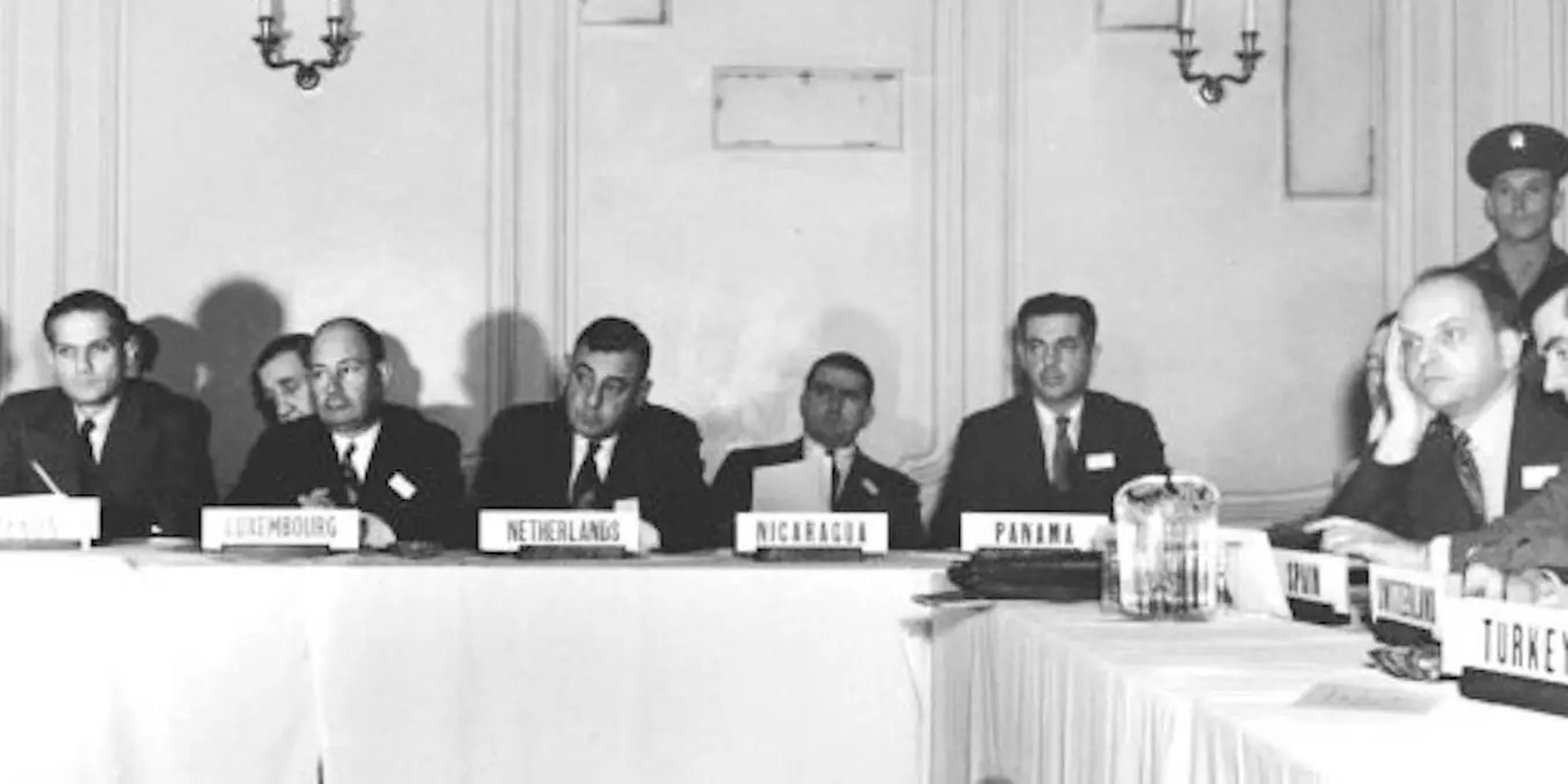 A la reunión de Chicago asistieron 700 delegados de 52 Estados, según la OACI, que afirmó desear un transporte aéreo pacífico e igualitario, a pesar de la Segunda Guerra Mundial en curso.