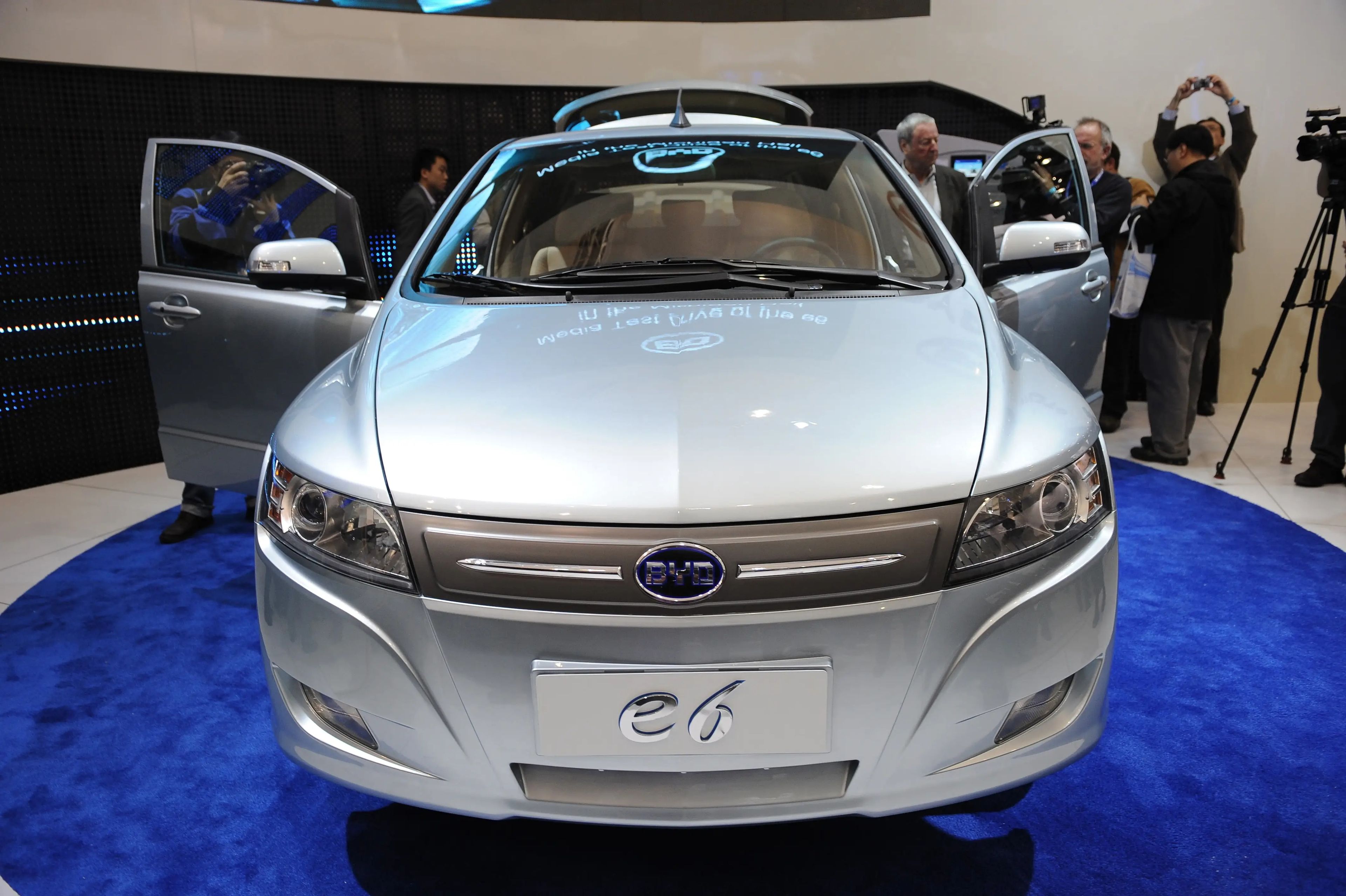 El coche eléctrico chino BYD E6 se exhibe durante el Salón Internacional del Automóvil de Norteamérica 2010, el 12 de enero de 2010 en el Cobo Center de Detroit.