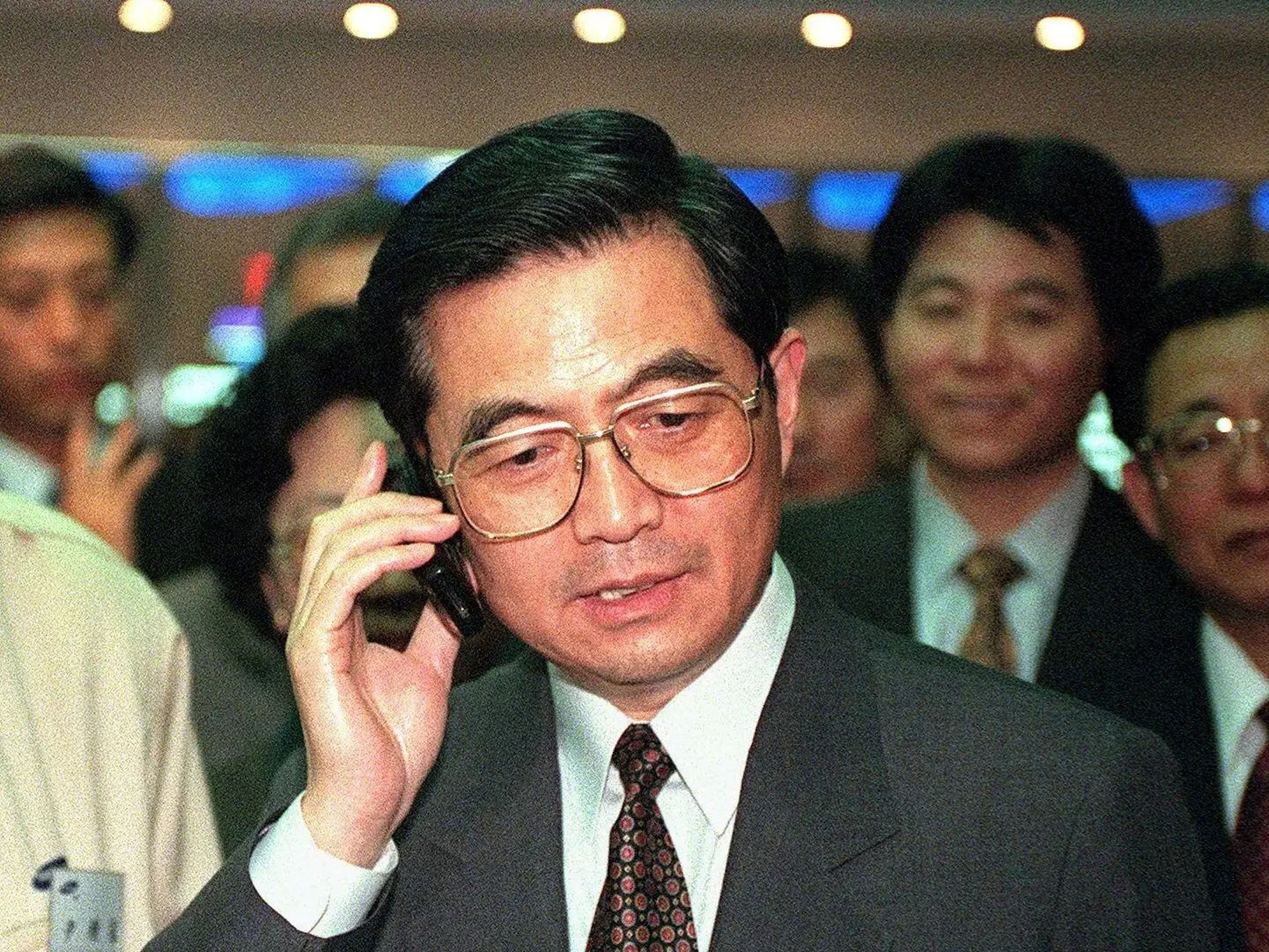 Hu Jintao, vicepresidente de China en los años 90, prueba un móvil Samsung. Samsung fue uno de los primeros clientes de BYD.