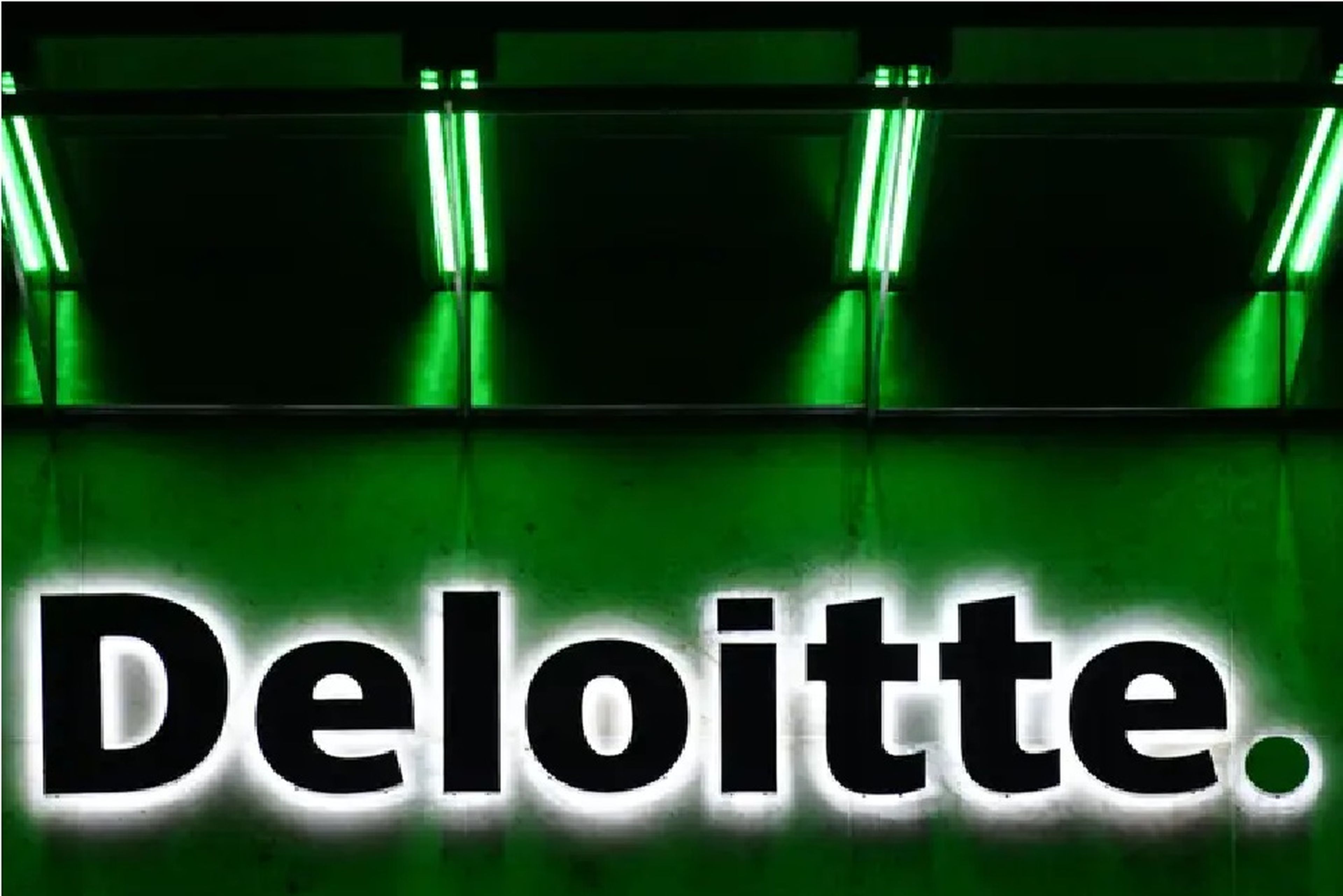 Deloitte ofrece a sus altos directivos salarios cercanos a las seis cifras.