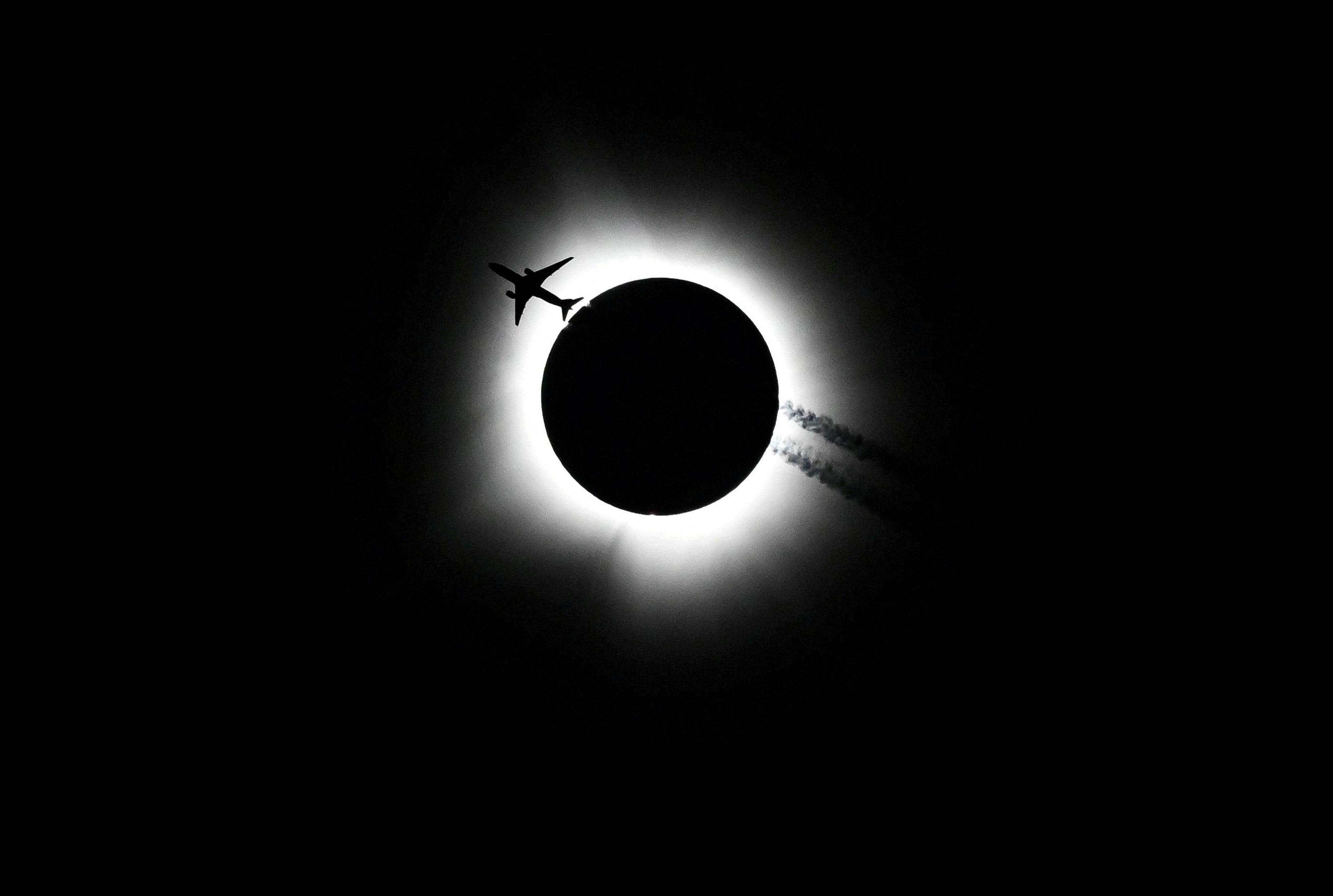 La foto del día: Millones de personas han presenciado este lunes un eclipse solar total, visible en zonas de México, Estados Unidos y Canadá. El próximo se producirá el 29 de marzo de 2025 y será visible en toda España.