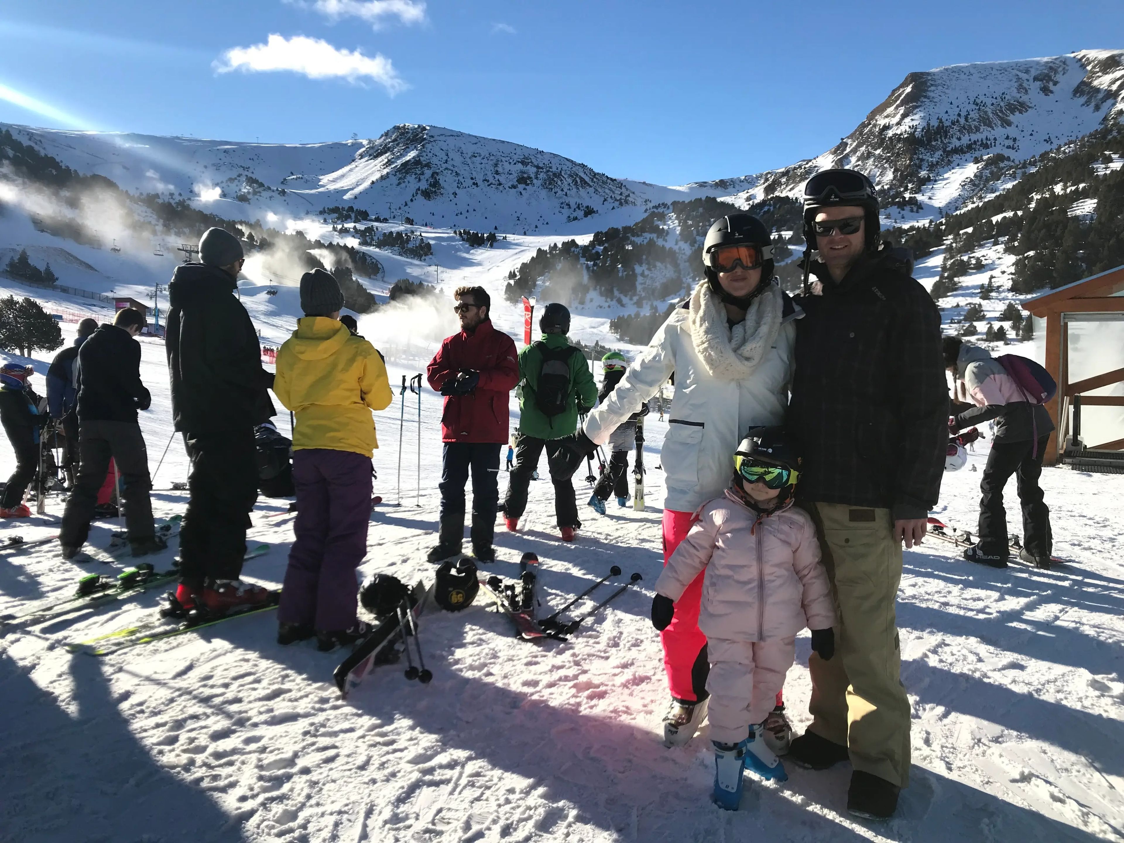 Edwards, junto con su marido y su hija, en una estación de esquí.