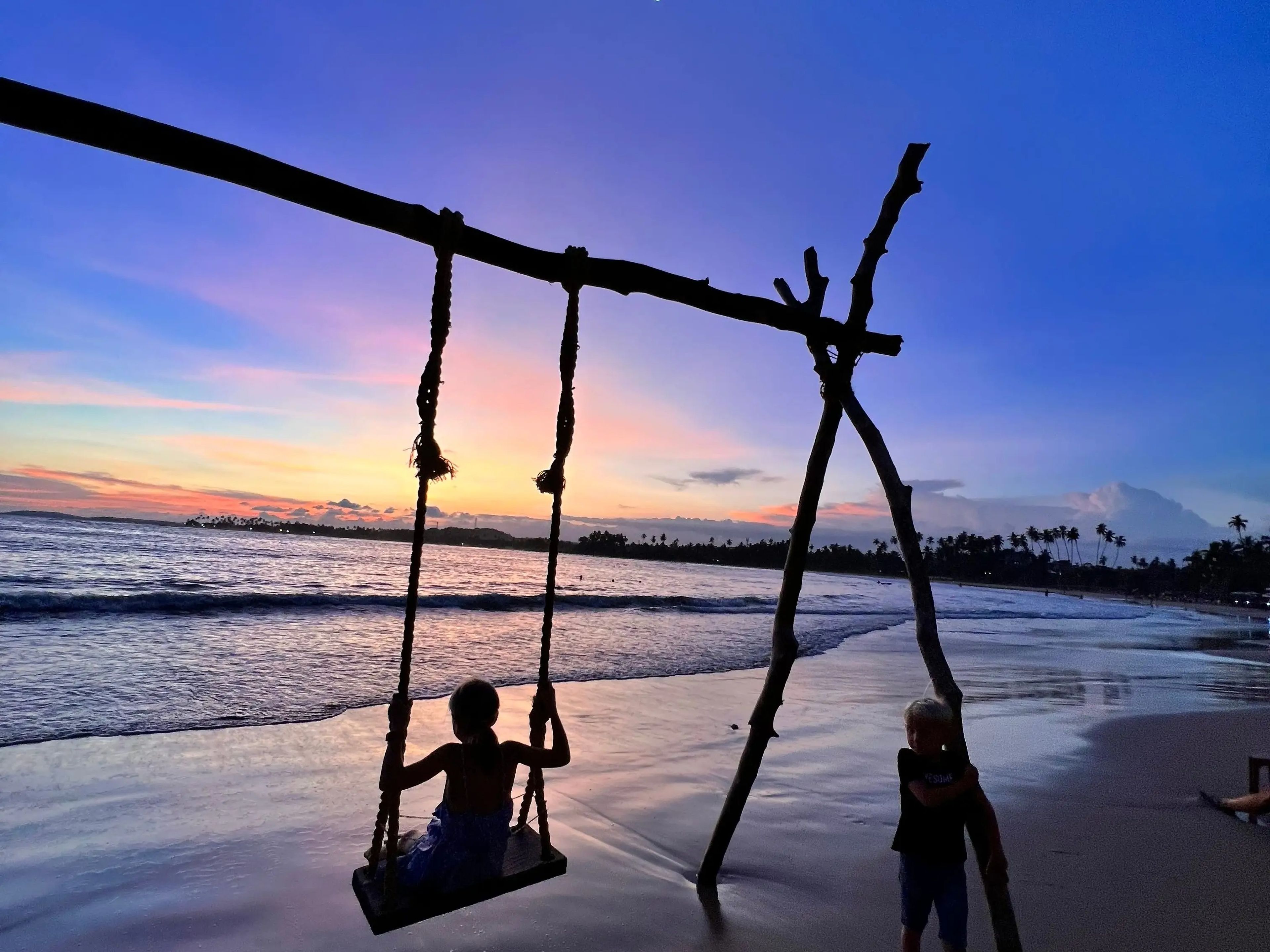 La hija y el hijo de Edwards en una playa de Sri Lanka.