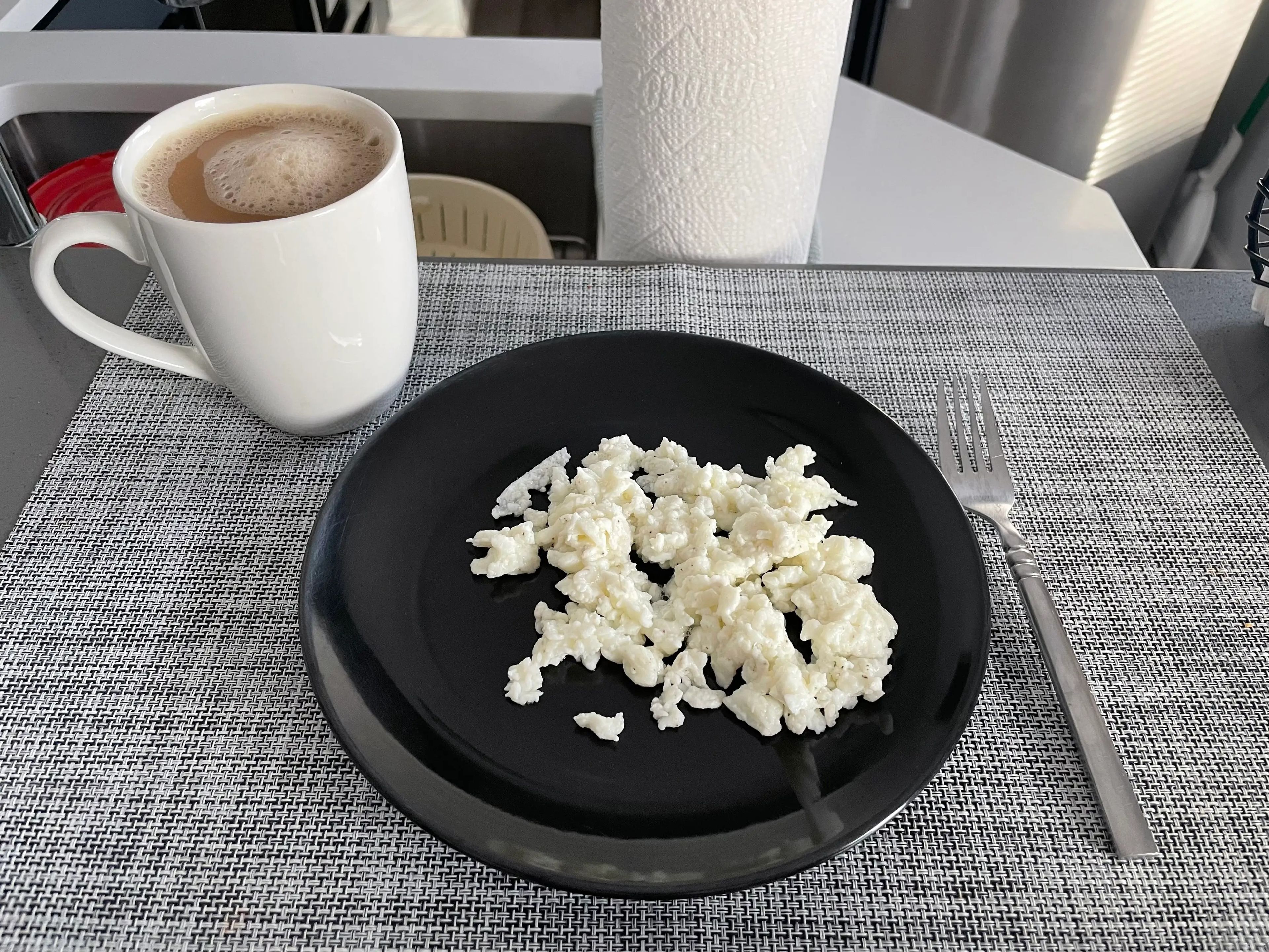 Empecé la mañana desayunando claras de huevo y café.