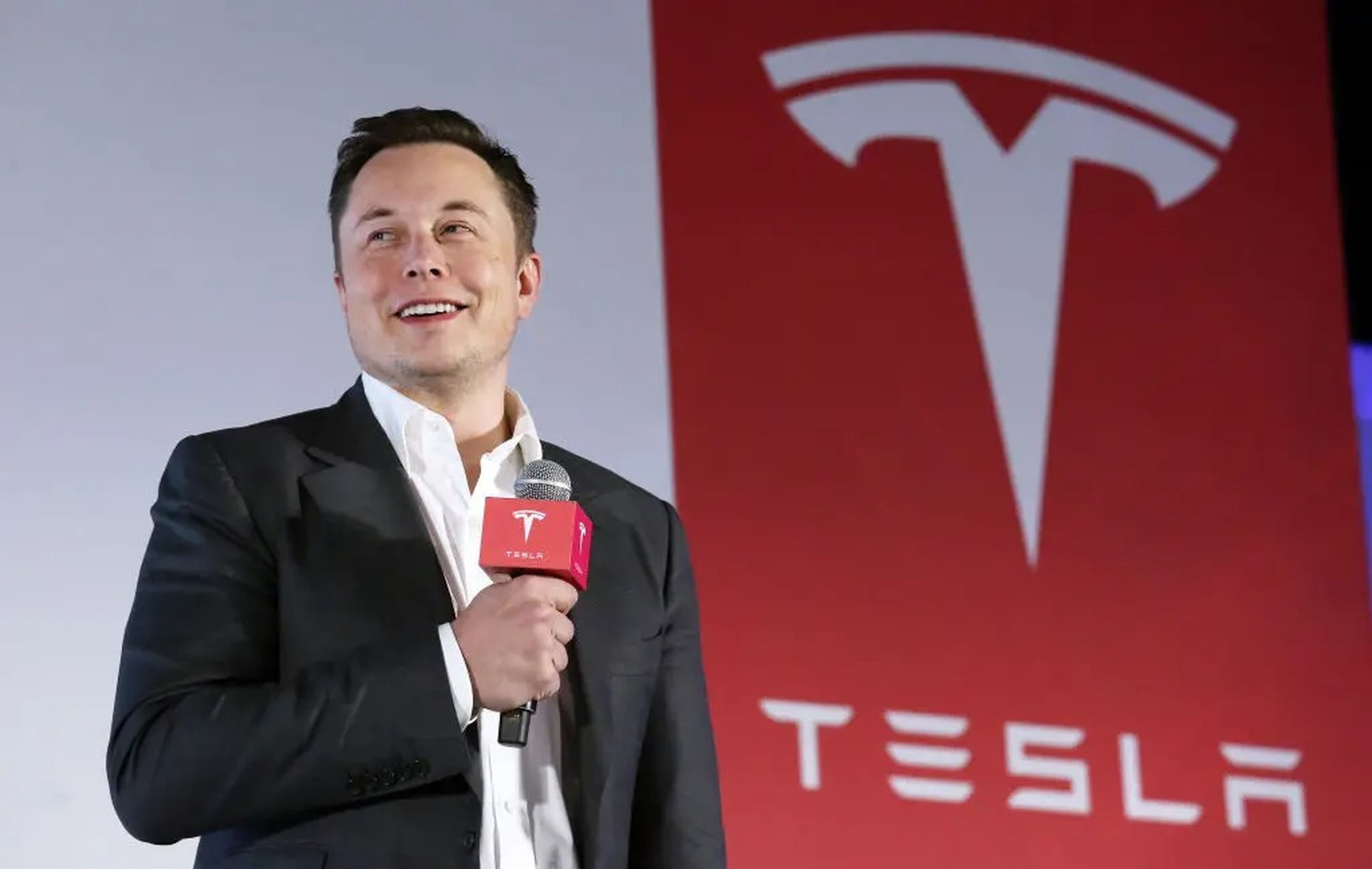 Elon Musk habla en un evento de Tesla.
