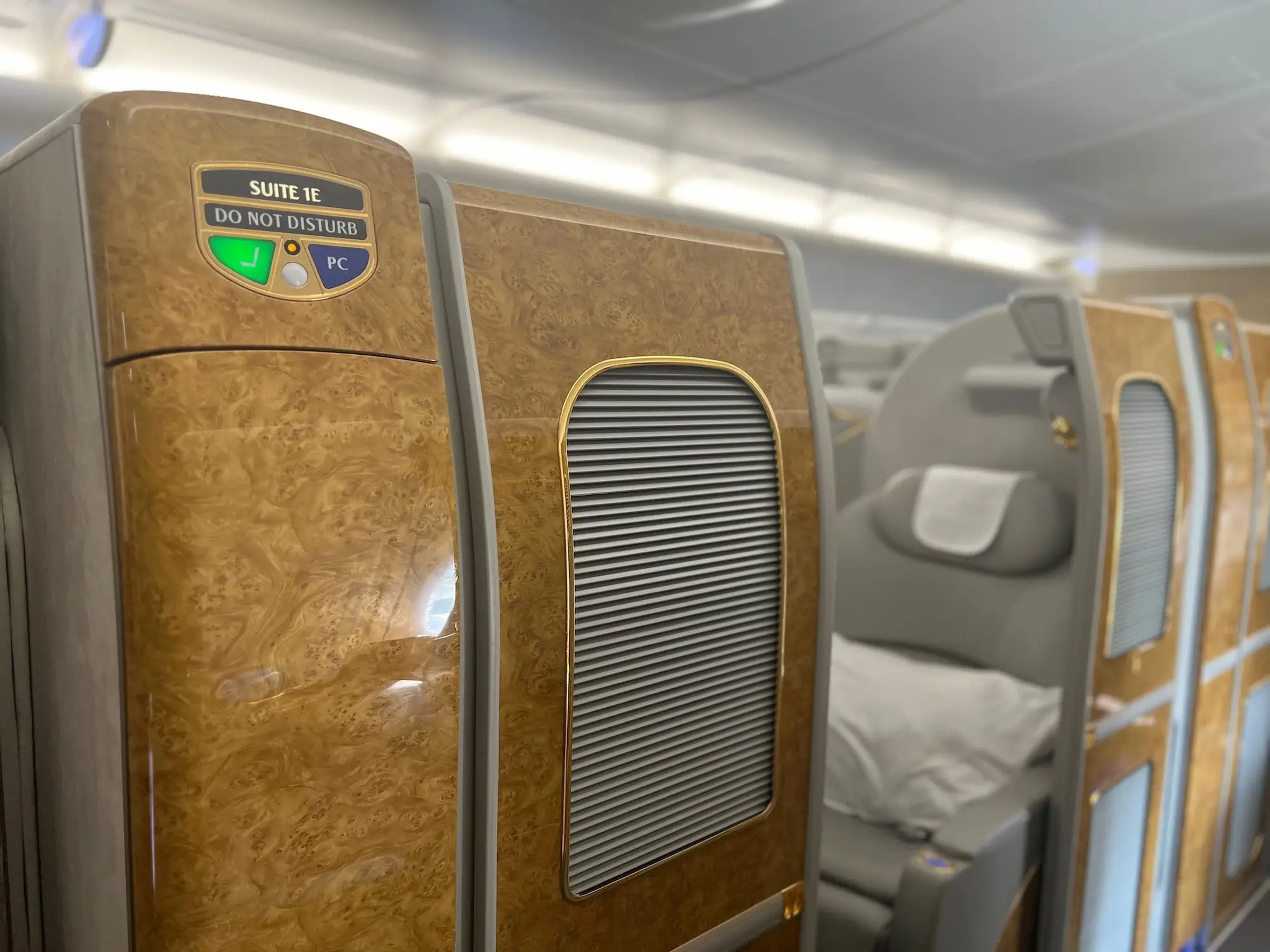 Emirates ofrece lujosas suites de primera clase y business en los Airbus A380 que vuelan a Milán.