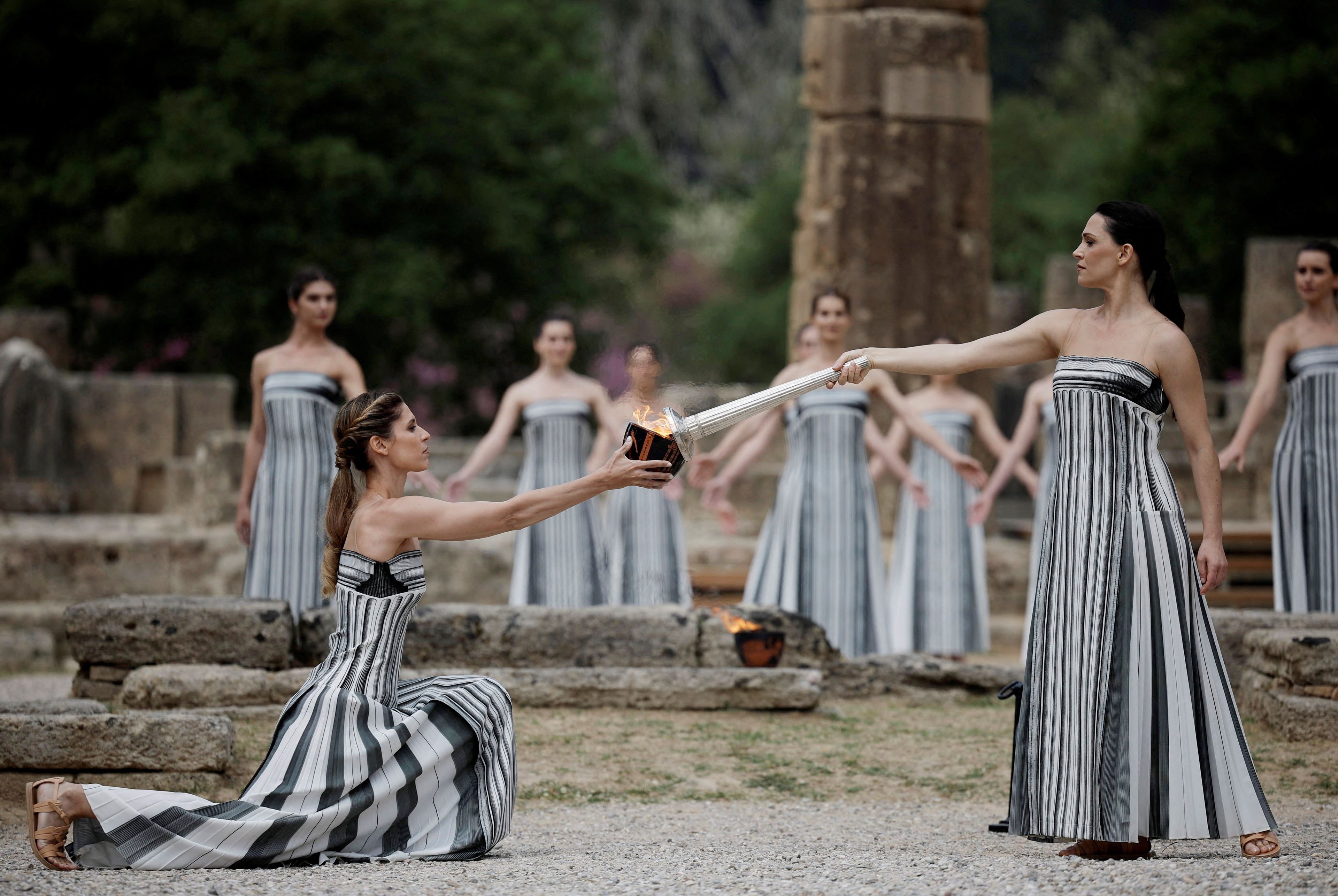 La foto del día: La llama olímpica se encendió ayer entre las ruinas del Templo de Hera, de más de 2.600 años de antigüedad, cuna griega de los Juegos. Comienza así un relevo de 5.000 kilómetros que finalizará en París en julio.