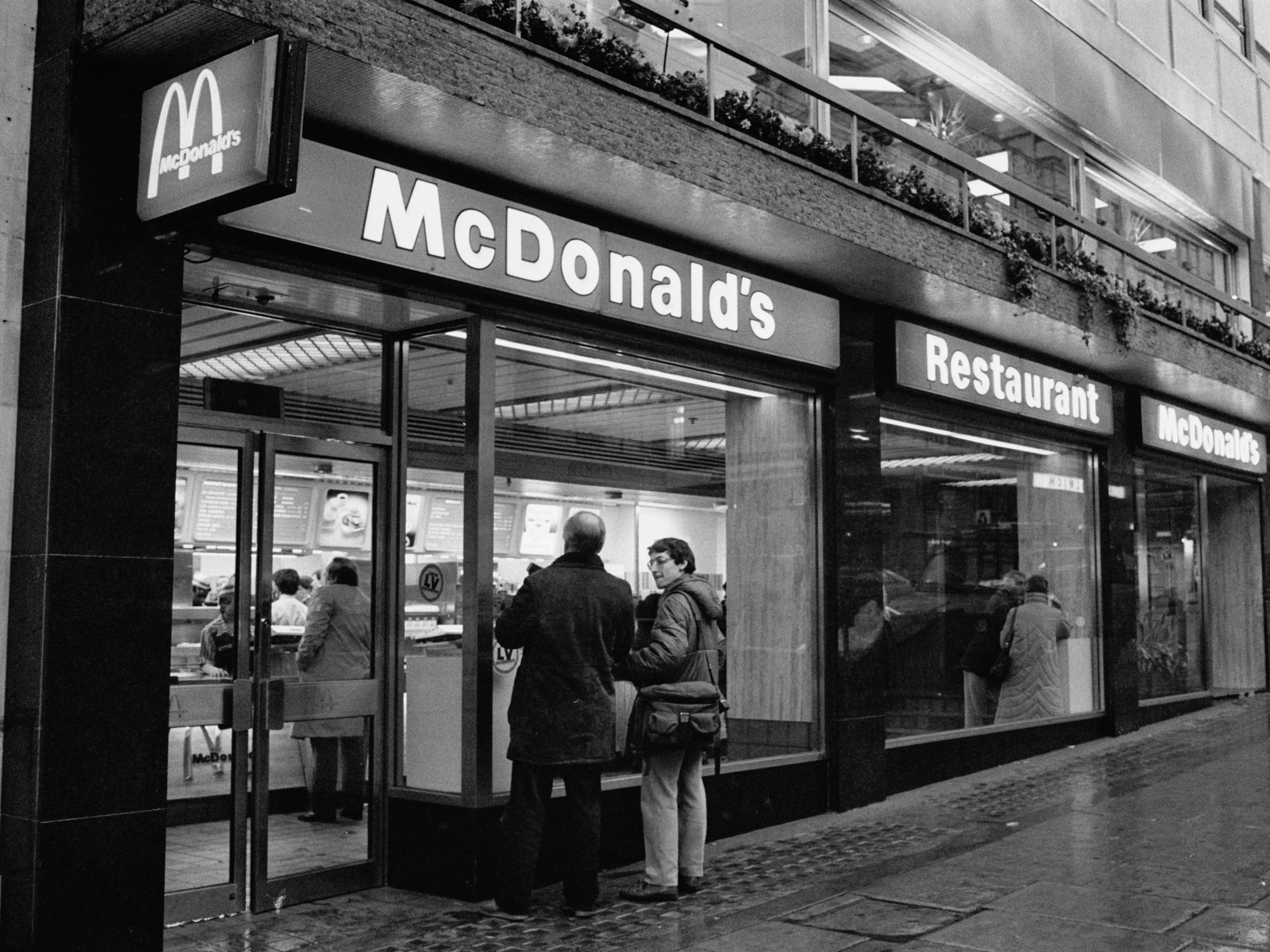 Exterior de un McDonald's en Londres en 1985.
