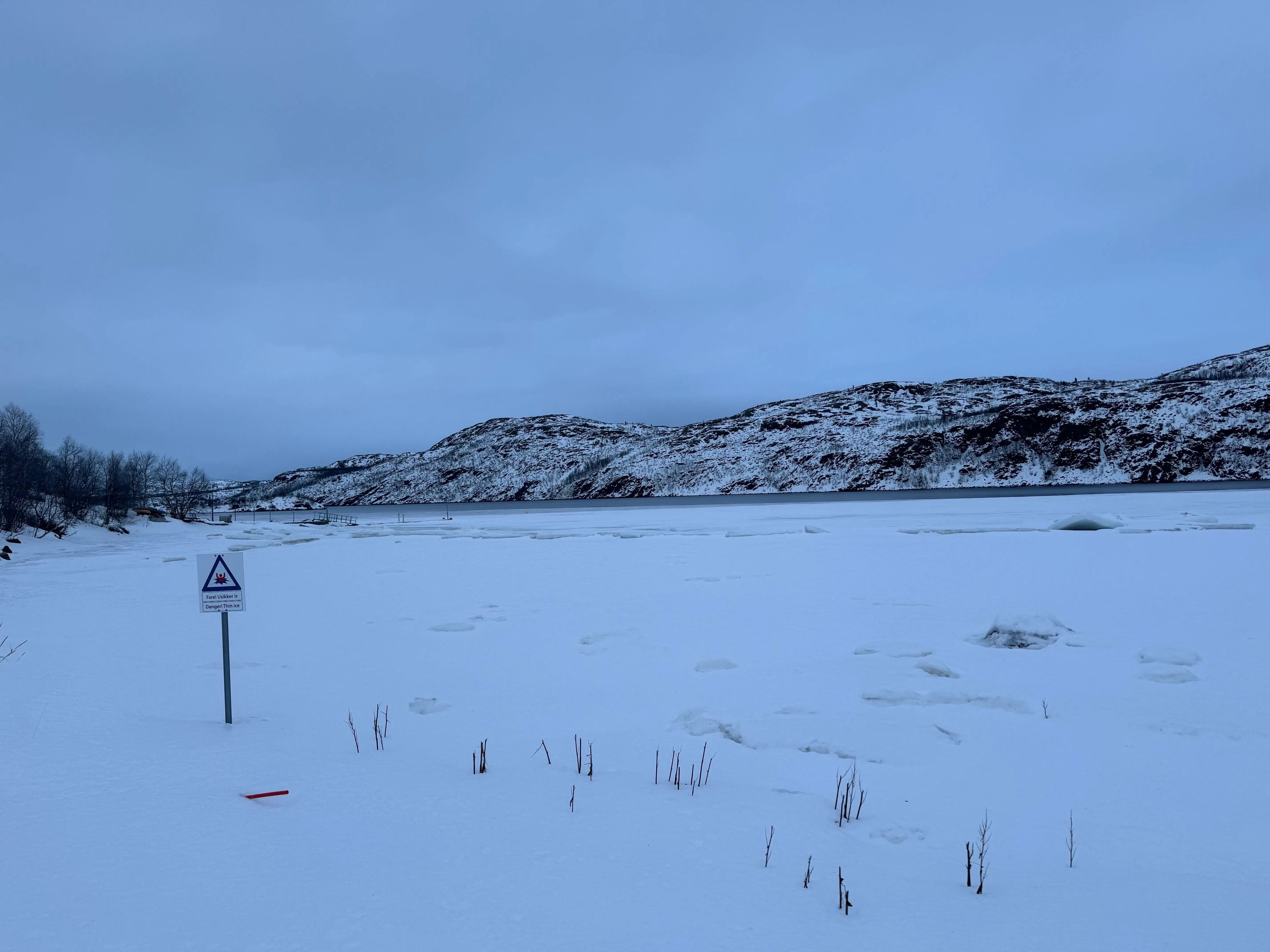 Un lago helado a las afueras del Snowhotel Kirkenes.