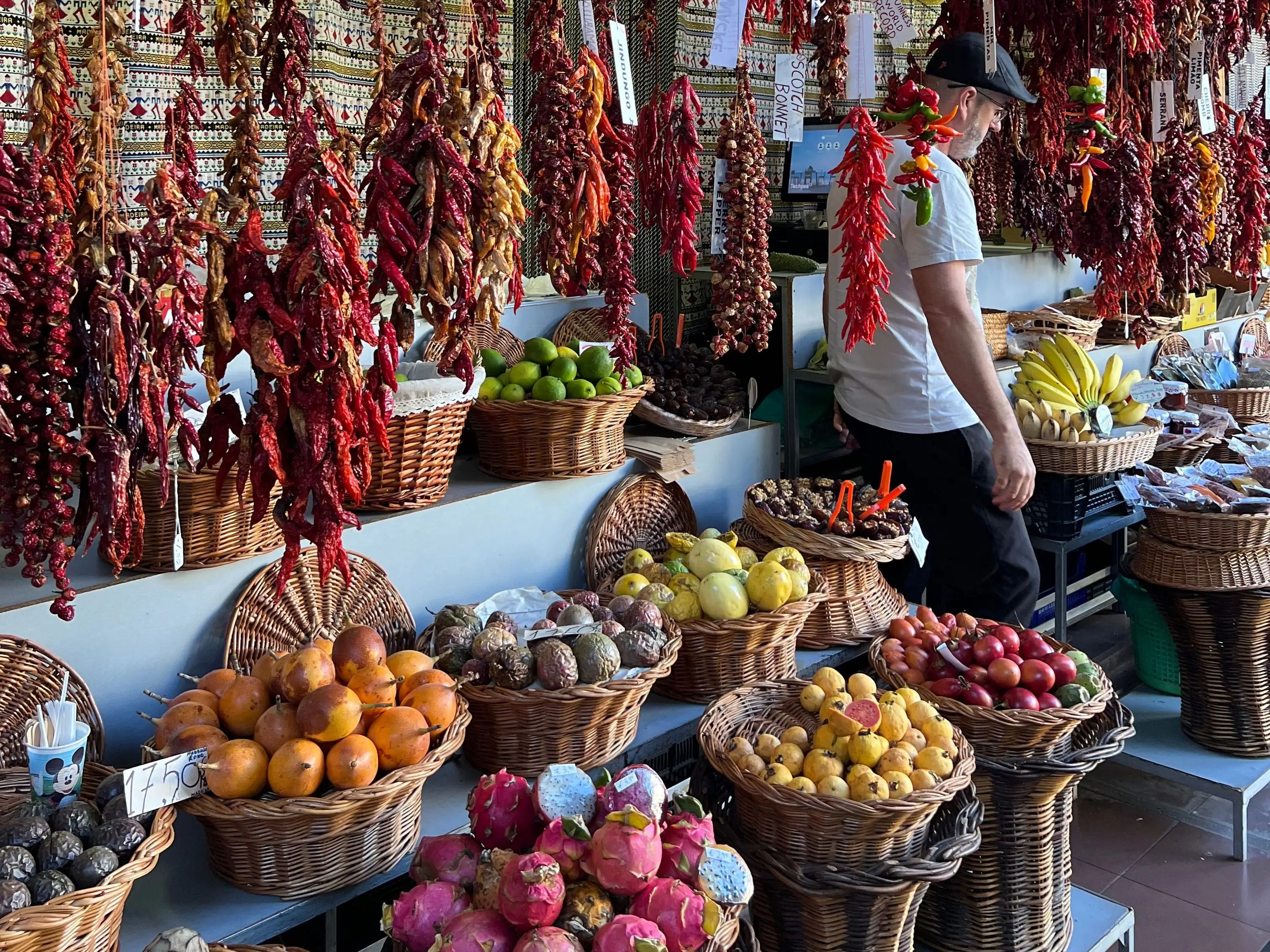 Una visita al mercado agrícola local es una gran oportunidad para probar las delicias locales. 