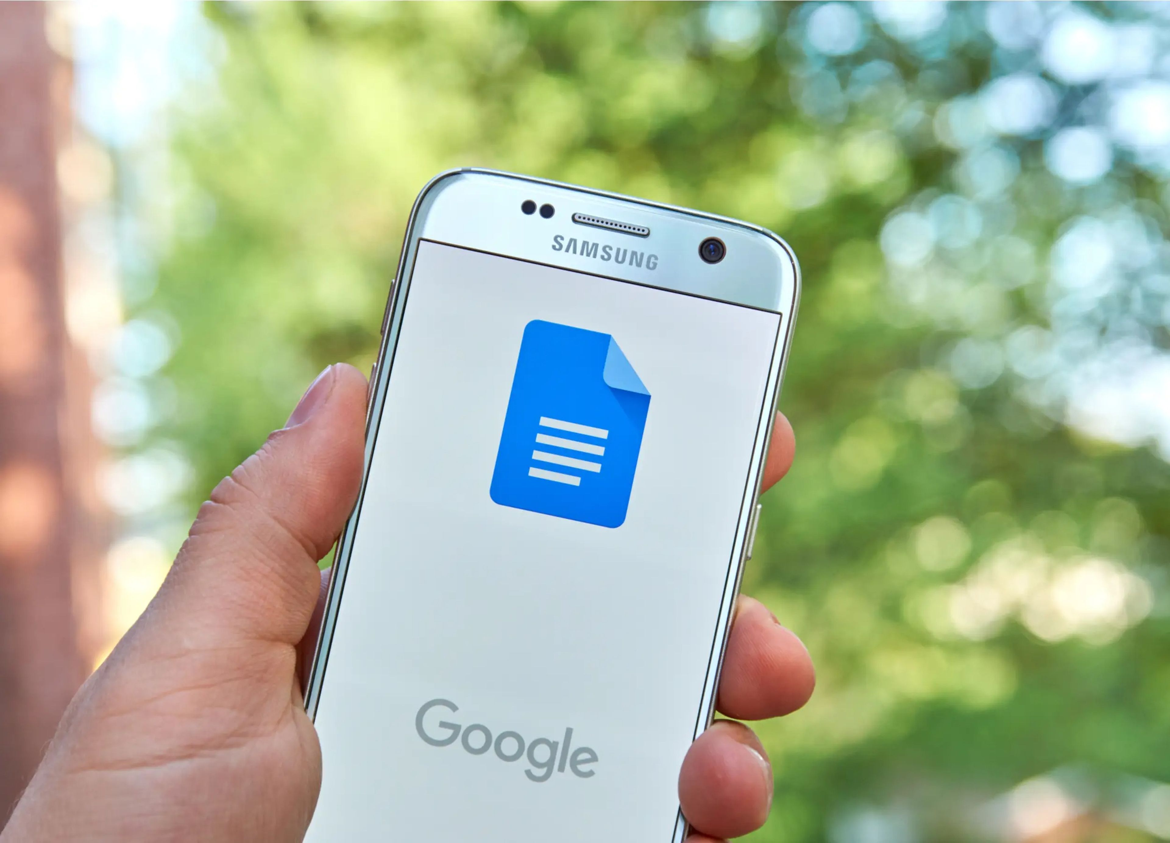 Un teléfono móvil que muestra el logotipo de Google Docs.