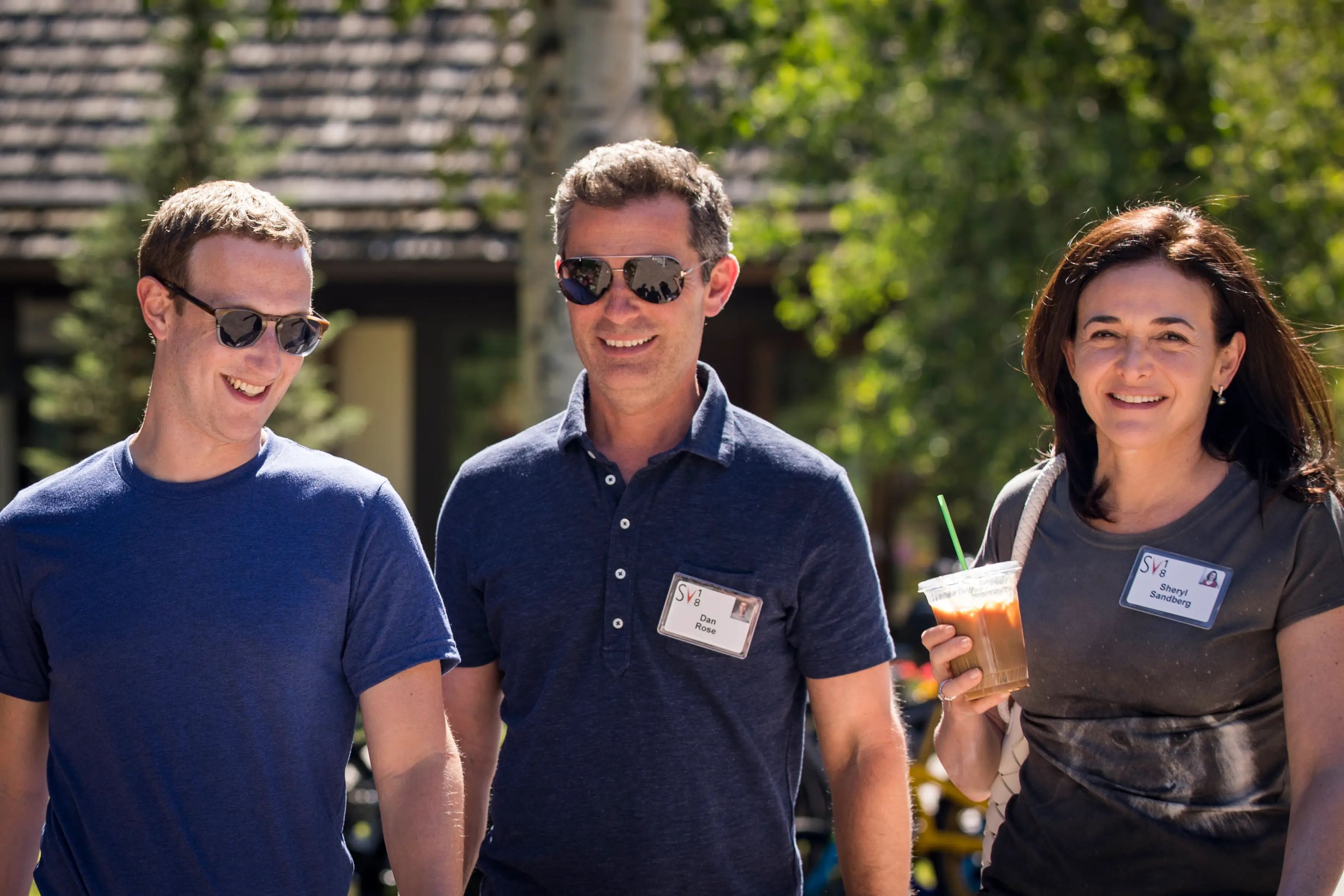 De izquierda a derecha: Mark Zuckerberg, Dan Rose, y Sheryl Sandberg.