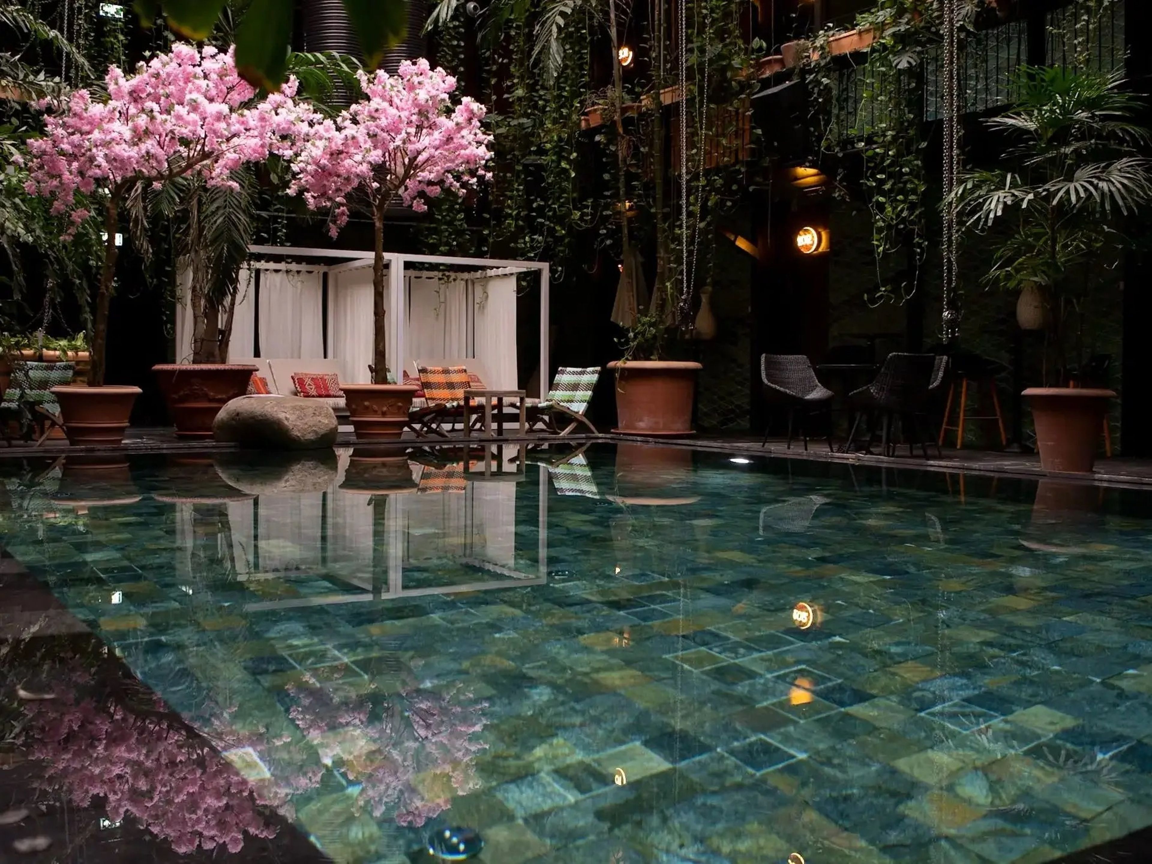 La piscina inspirada en Bali en Manon Les Suites.