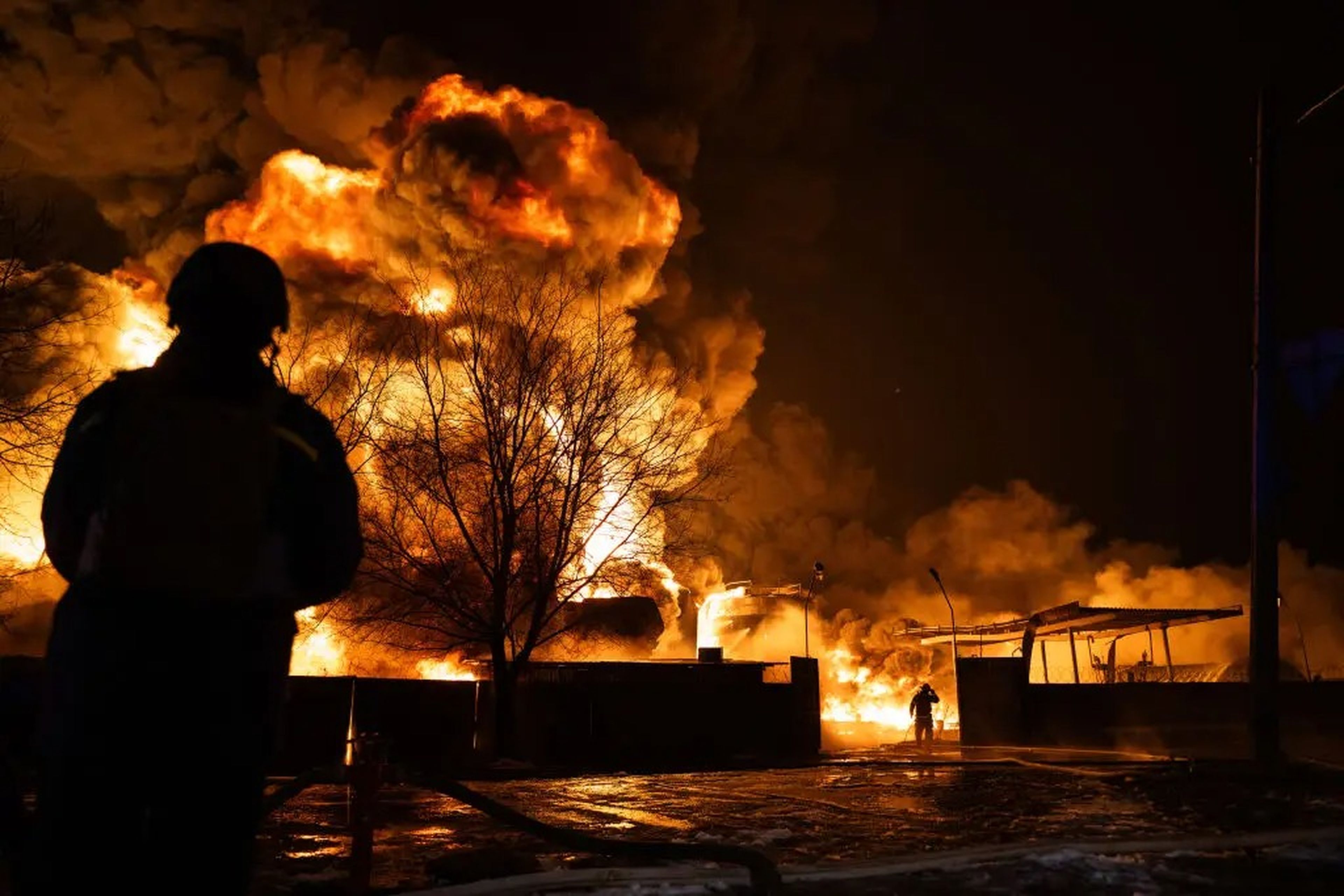 Un incendio que tuvo lugar el pasado 10 de febrero en un depósito de petróleo situado en Kharkiv, Ucrania, tras un ataque ruso con drones.