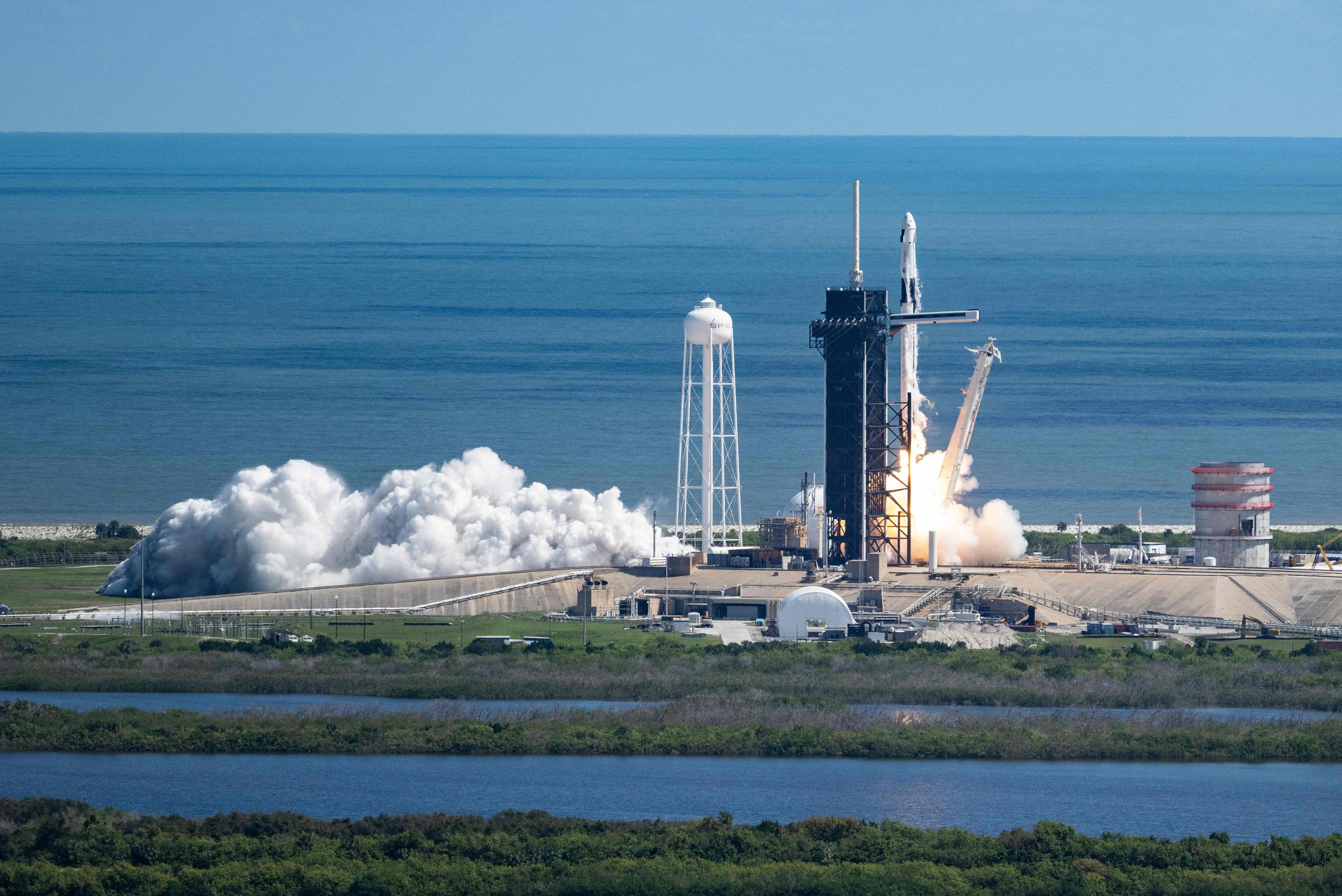 El cohete Falcon 9 de SpaceX que transporta la nave espacial Crew5 Dragon despega del Centro Espacial Kennedy en Florida.