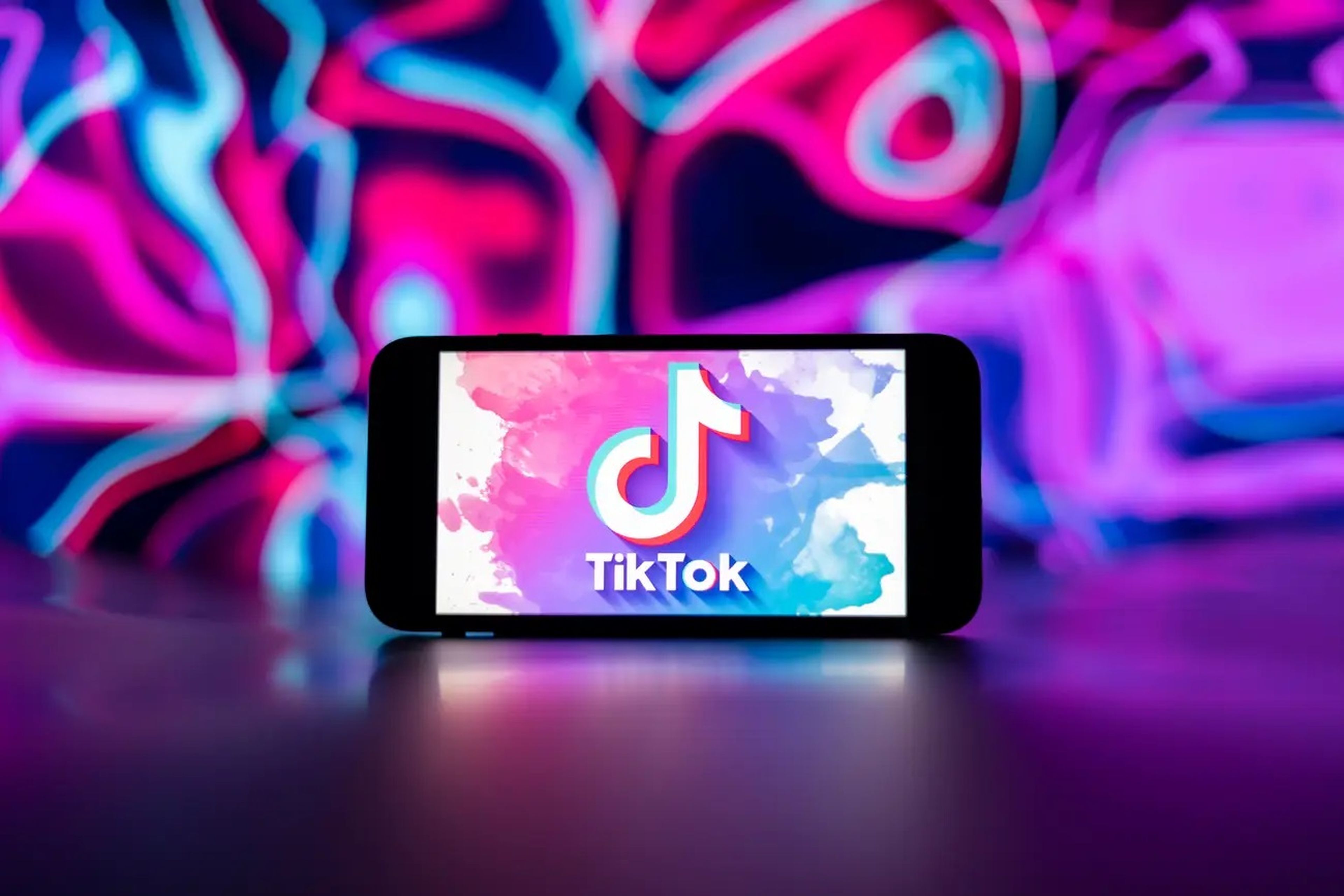 Logo de TikTok en la pantalla de un teléfono móvil.