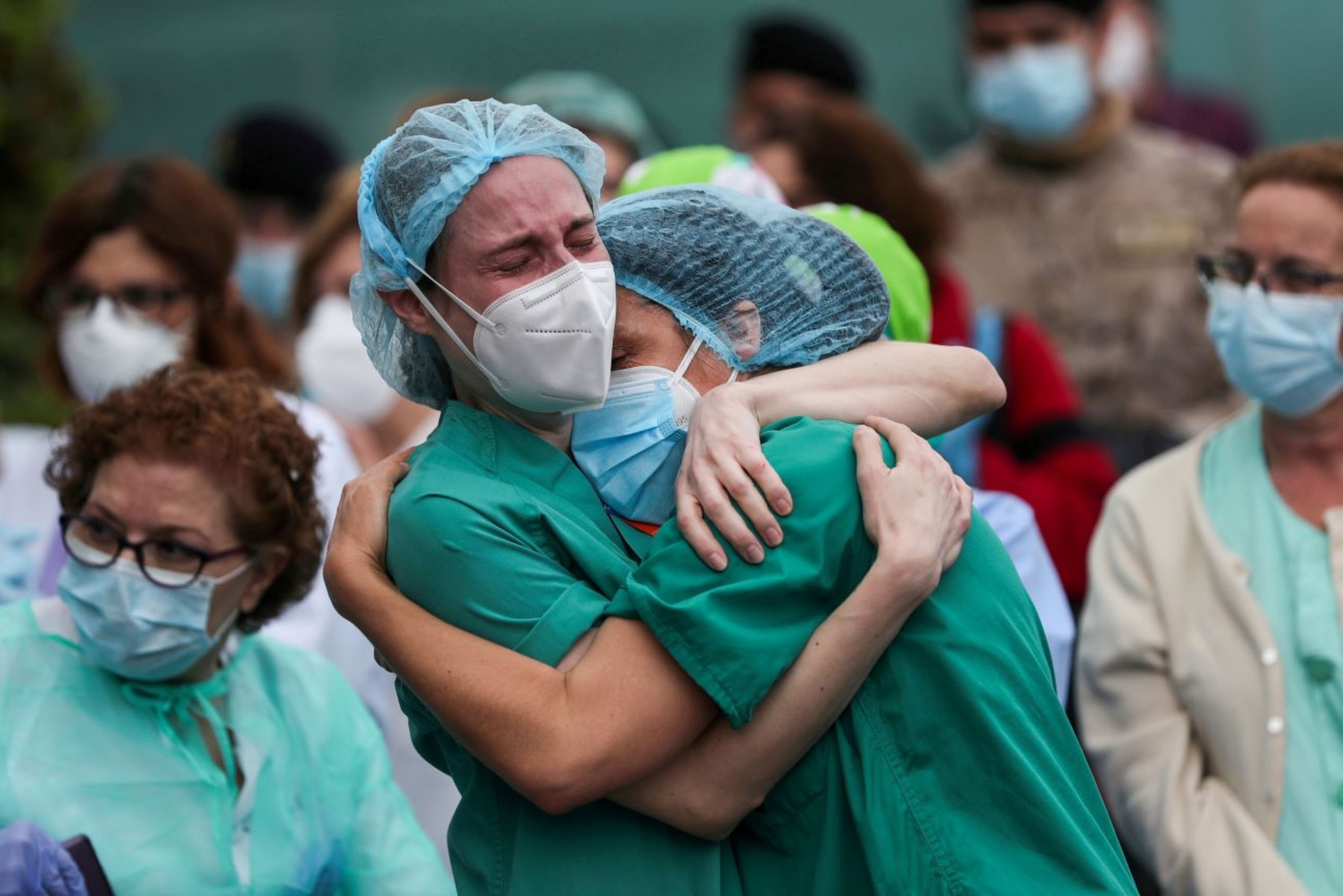 Médicas, trabajadoras sanitarias se abrazan