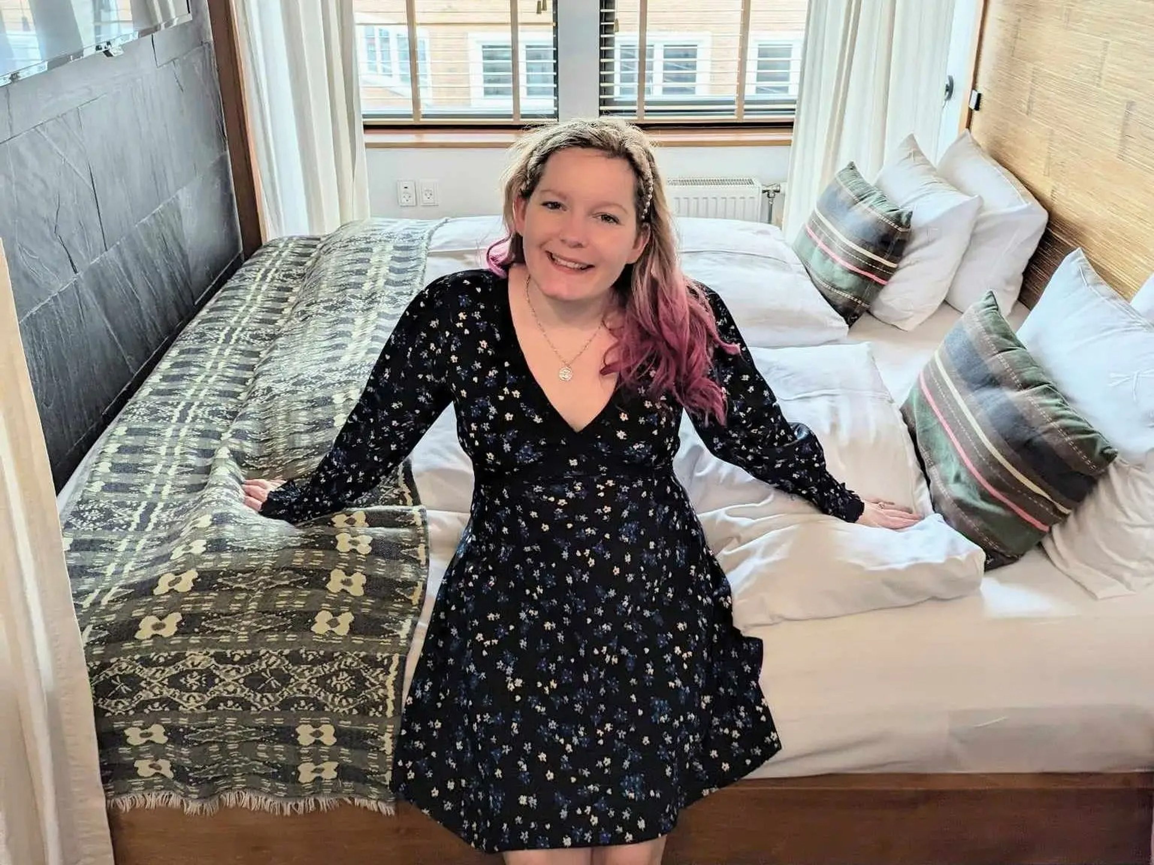 La autora en su habitación del hotel.