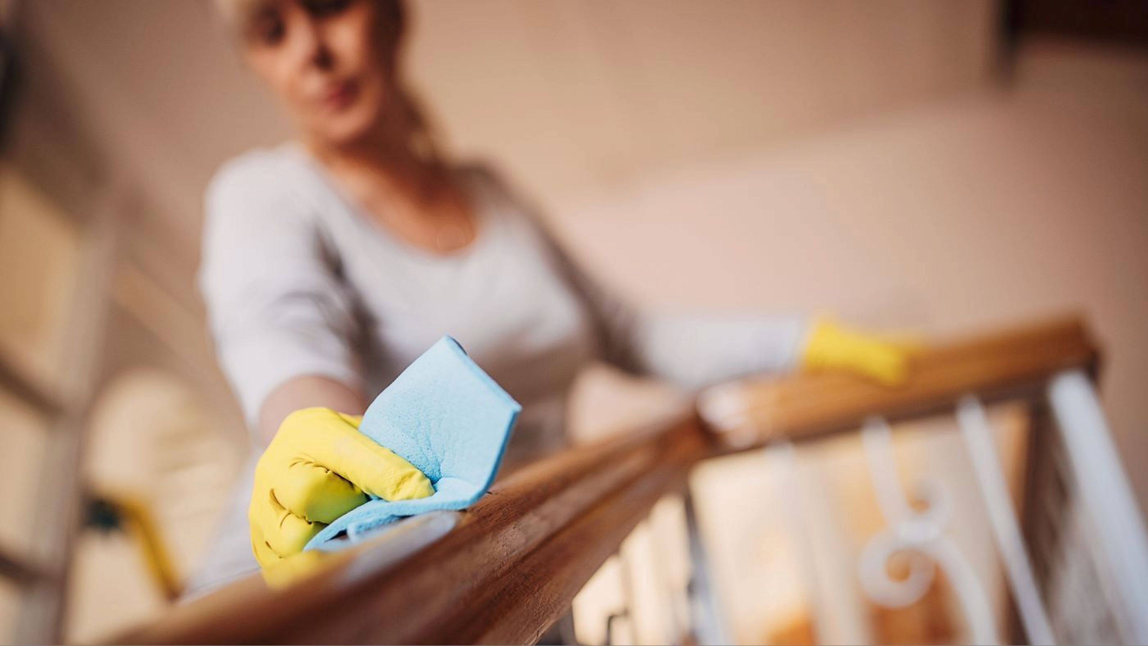 Mujer limpiando en una casa