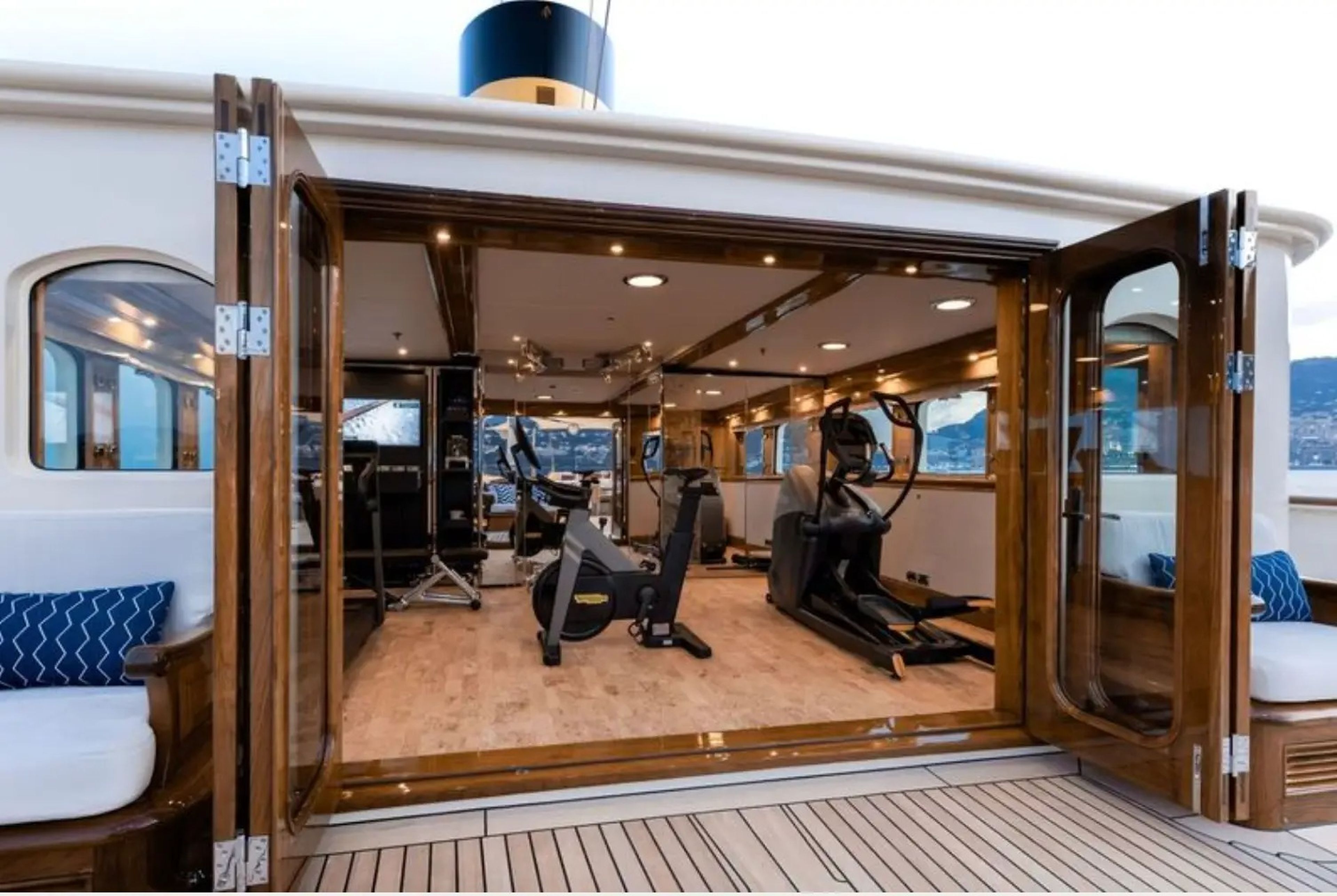 El gimnasio a bordo del superyate Nero tiene vistas de 360 grados del agua y varias máquinas para cardio y pesas.