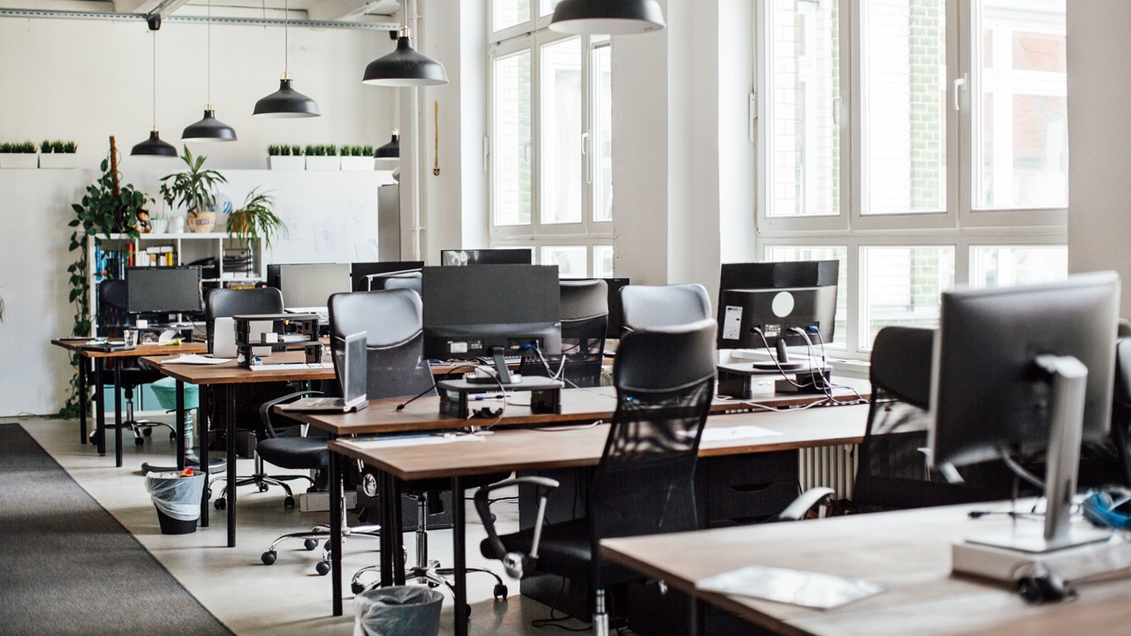 Las oficinas cada vez están más vacías: así intentan muchas empresas “recuperar” a sus trabajadores