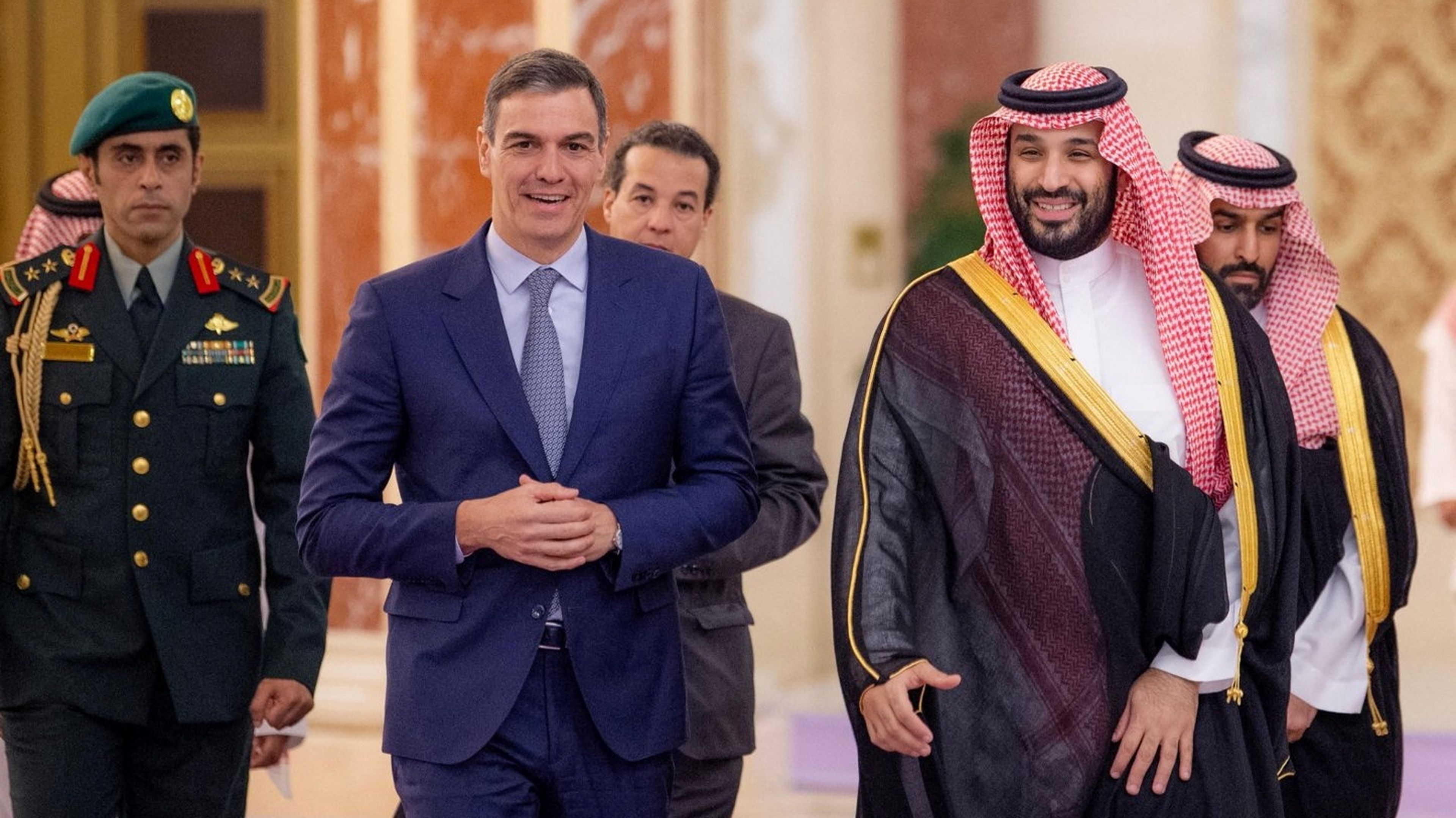 La foto del día: Pedro Sánchez se ha reunido con el controvertido príncipe heredero de Arabia Saudí, Mohamed bin Salmán, durante su gira por Oriente Próximo en la que busca reforzar la solución de los dos Estados y ganar influencia en el mundo árabe.