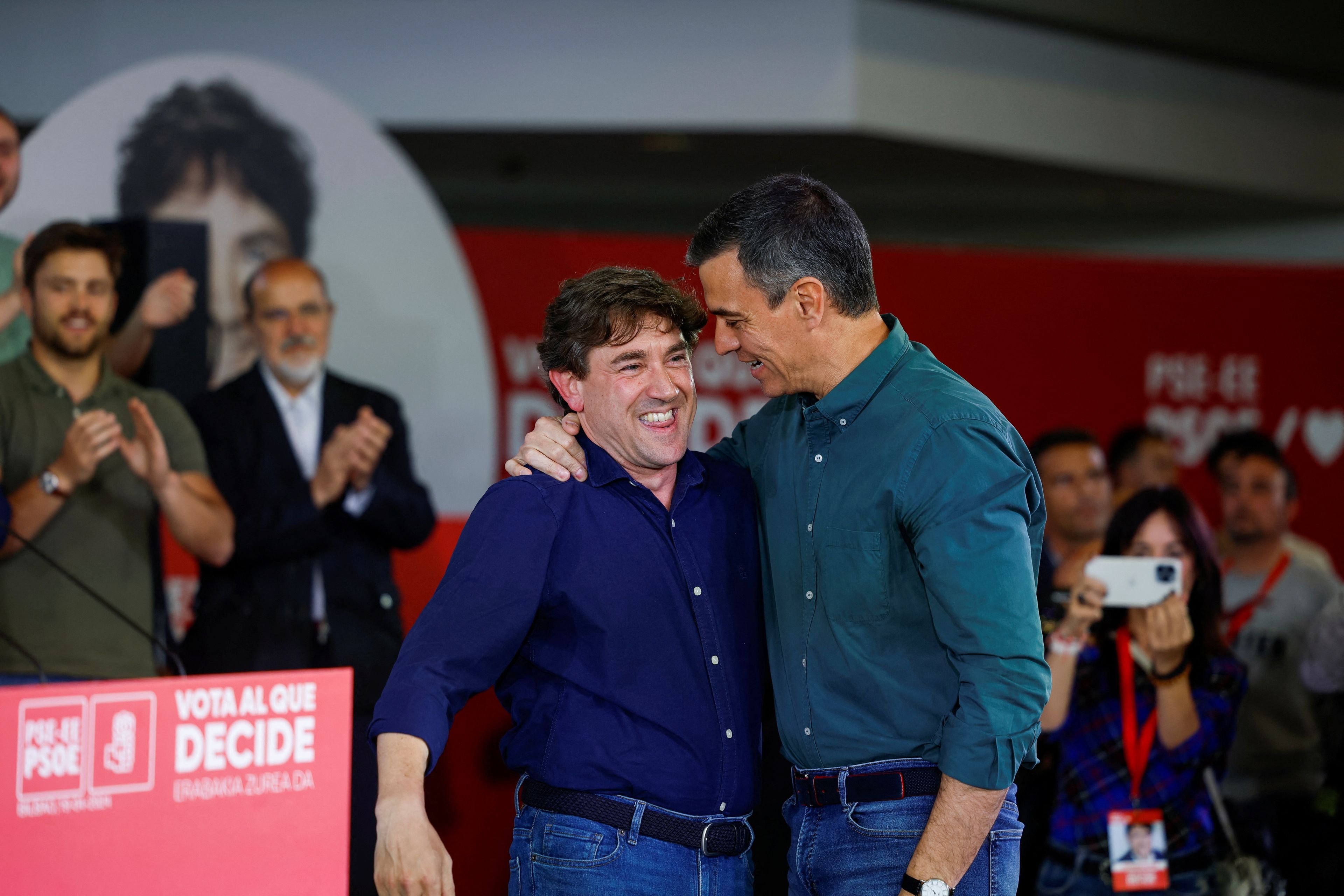 Pedro Sánchez junto a Eneko Andueza en la campaña para las elecciones del País Vasco de 2024.