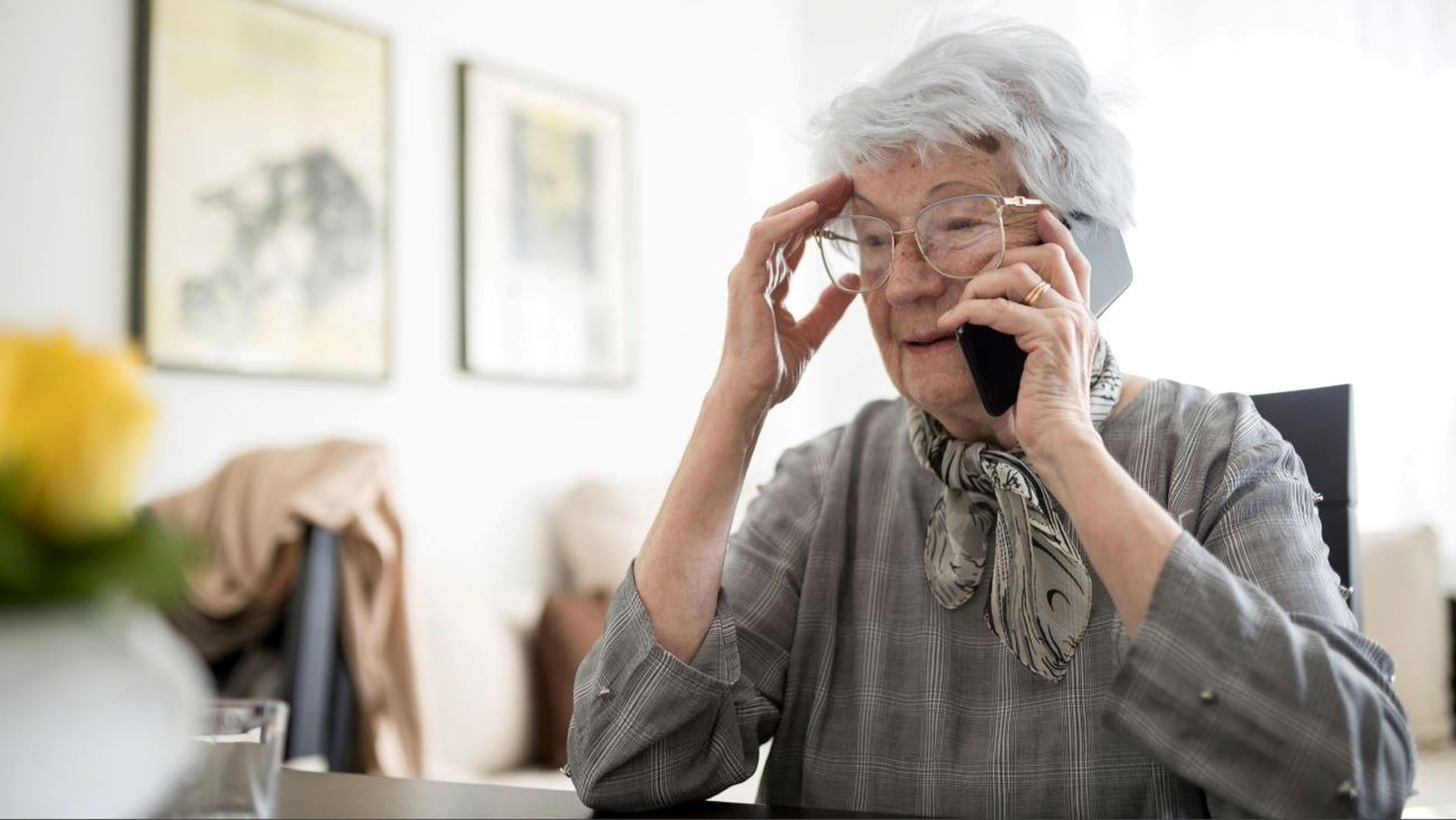 Pensionista, mujer mayor, anciana preocupada llama por teléfono