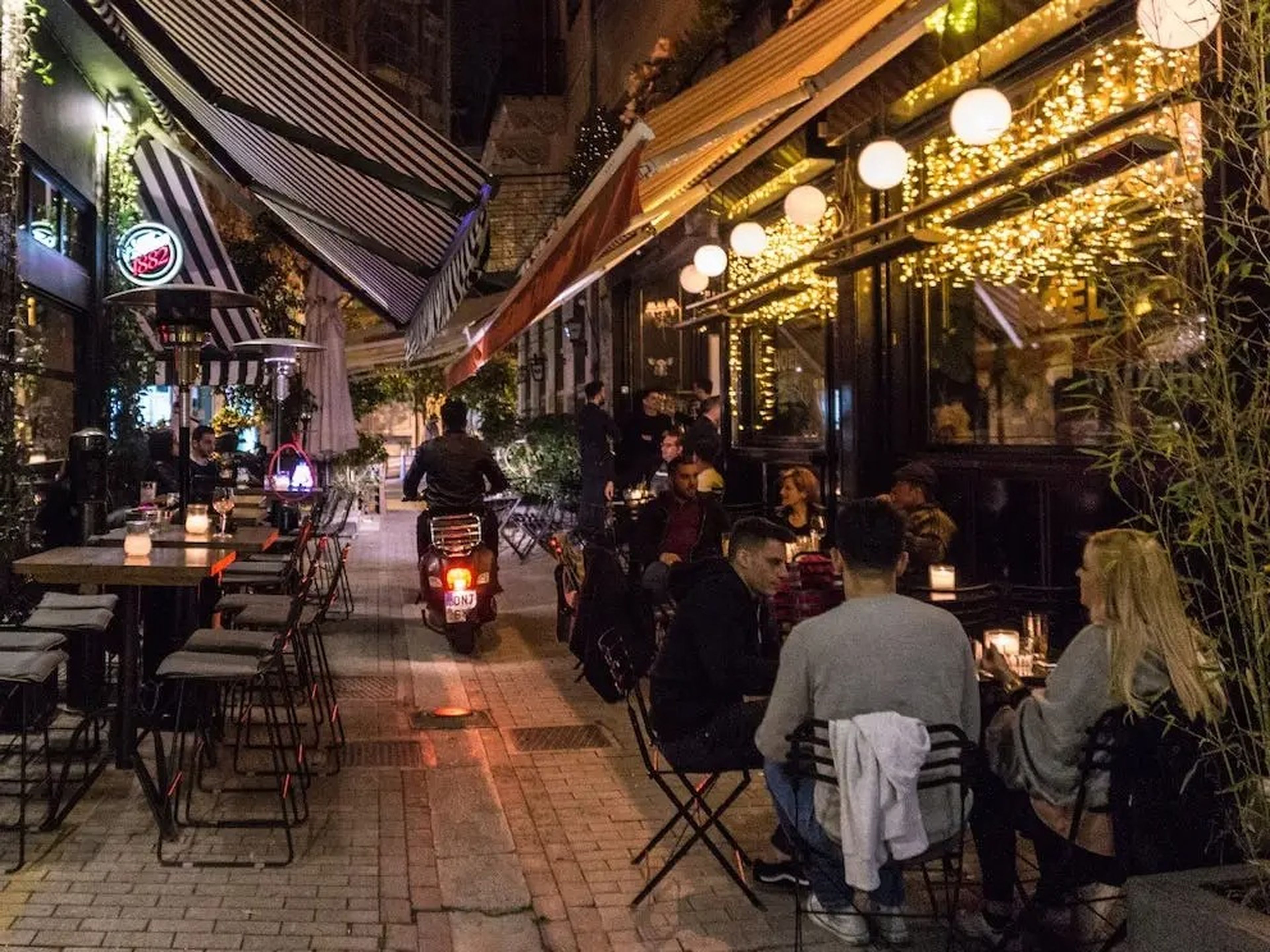 Los bares y discotecas abren hasta muy tarde en algunas partes de Grecia. 