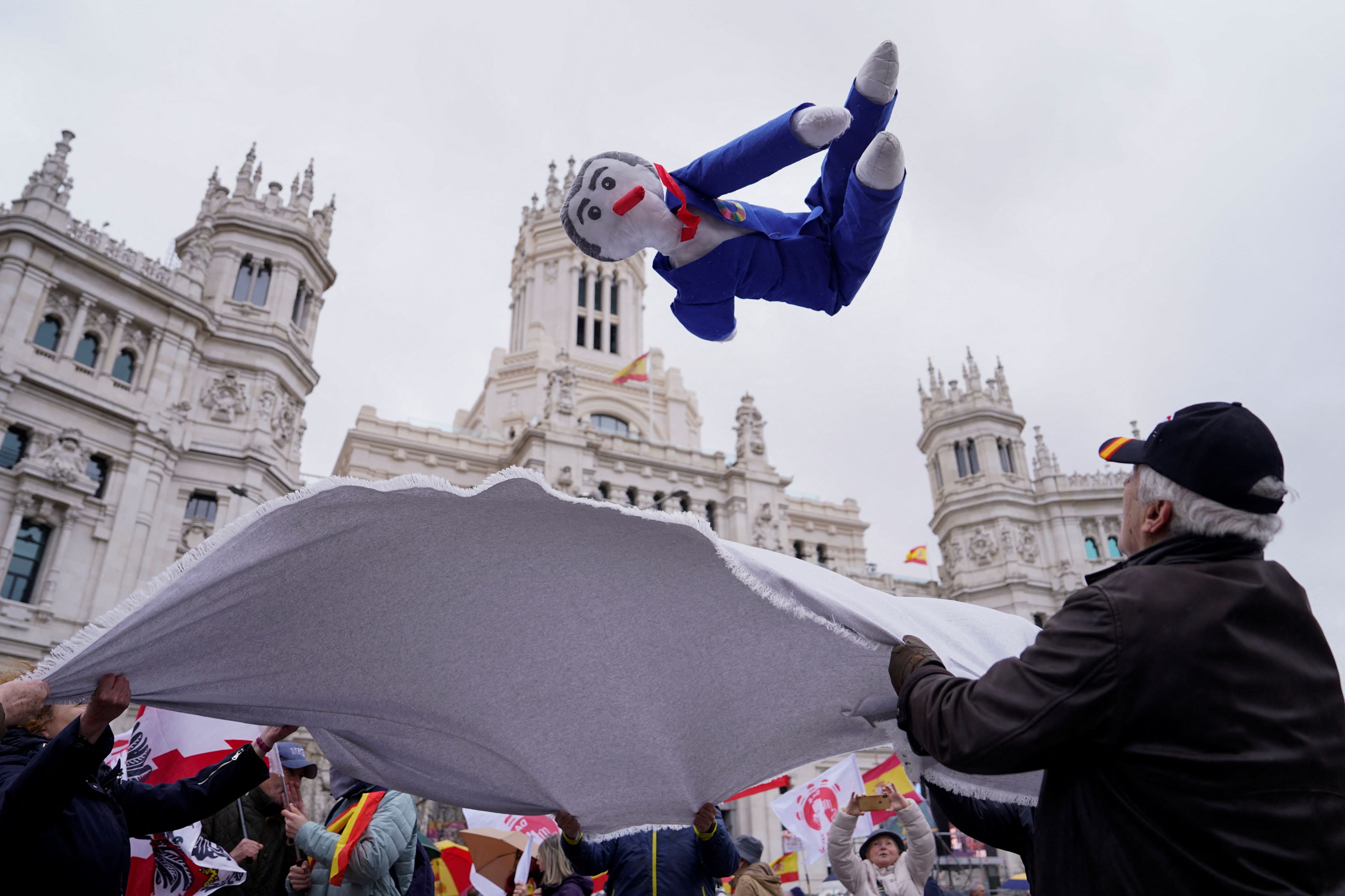 Manifestantes contra el Gobierno de PSOE y Sumar en Madrid juegan con un muñeco de Pedro Sánchez en marzo de 2024.