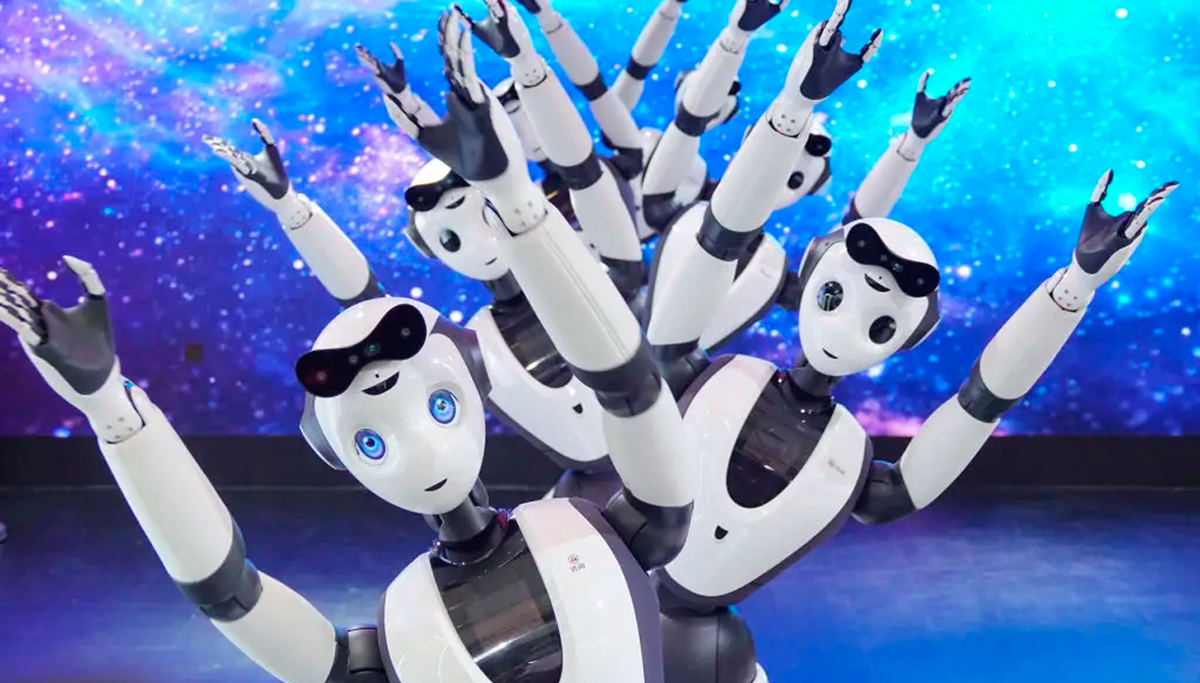 Robots humanoides de servicio en la Conferencia Mundial de Robots de Pekín, en agosto de 2023.