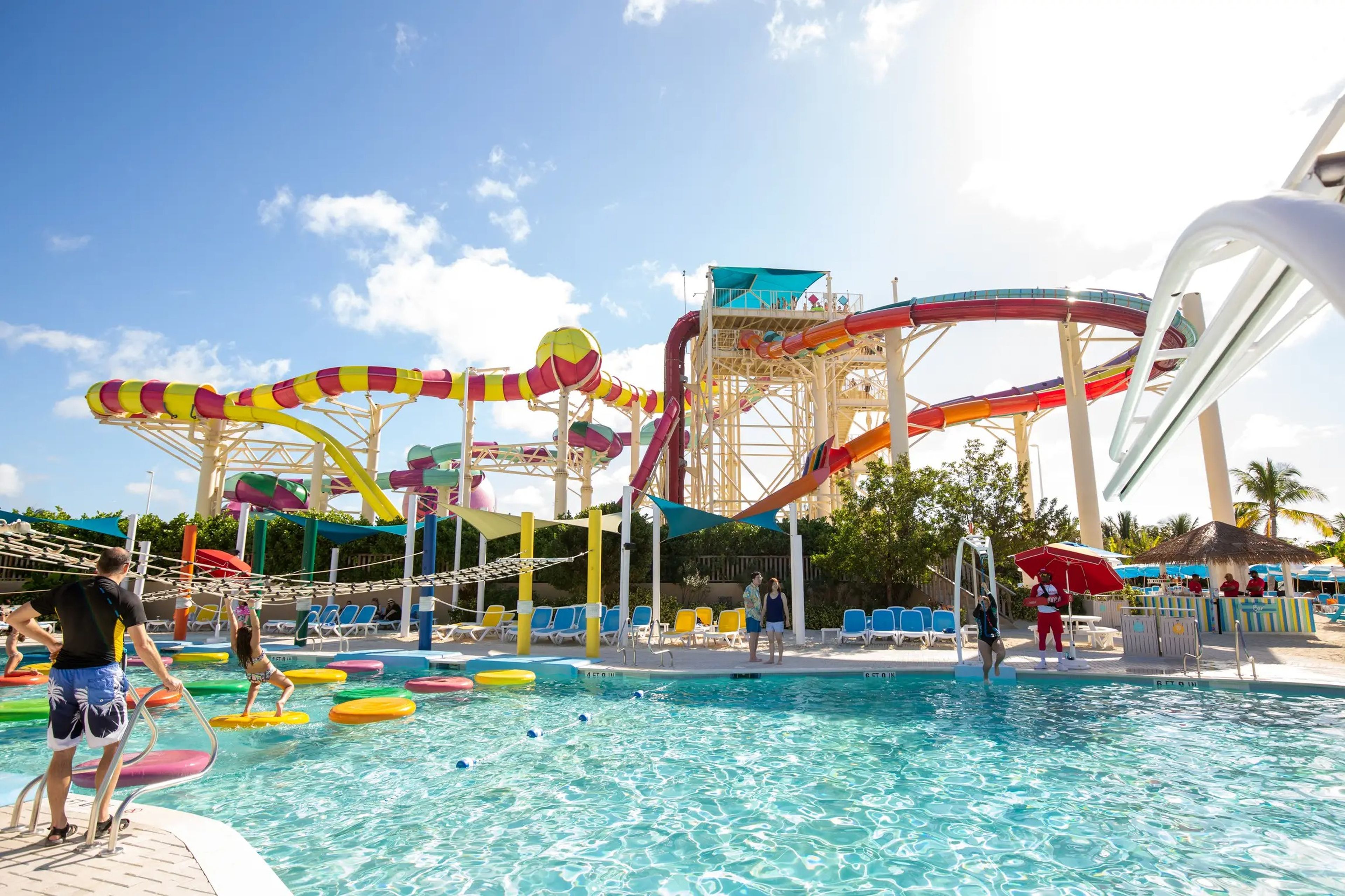 El Thrill Waterpark de Perfect Day at CocoCa cuenta con servicios como una piscina de olas y 14 toboganes acuáticos.