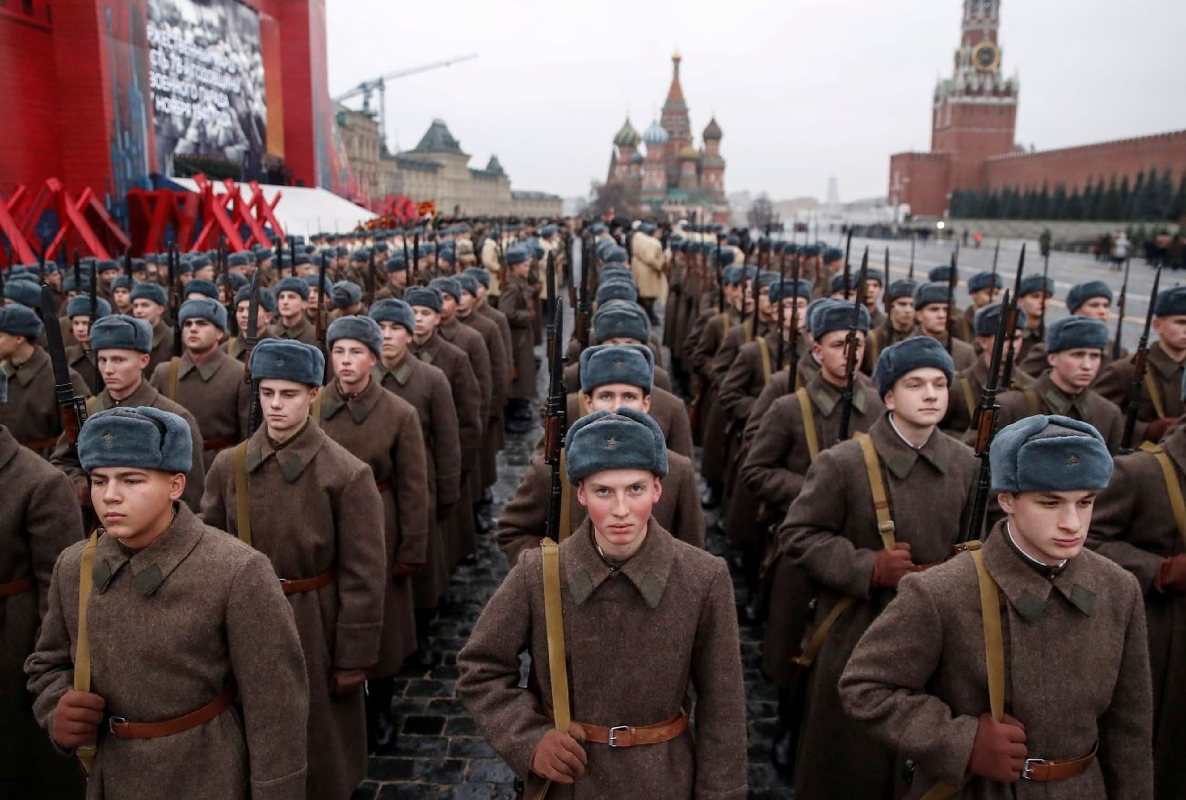 Miembros del Ejército ruso, vestidos con uniformes históricos, en Moscú.